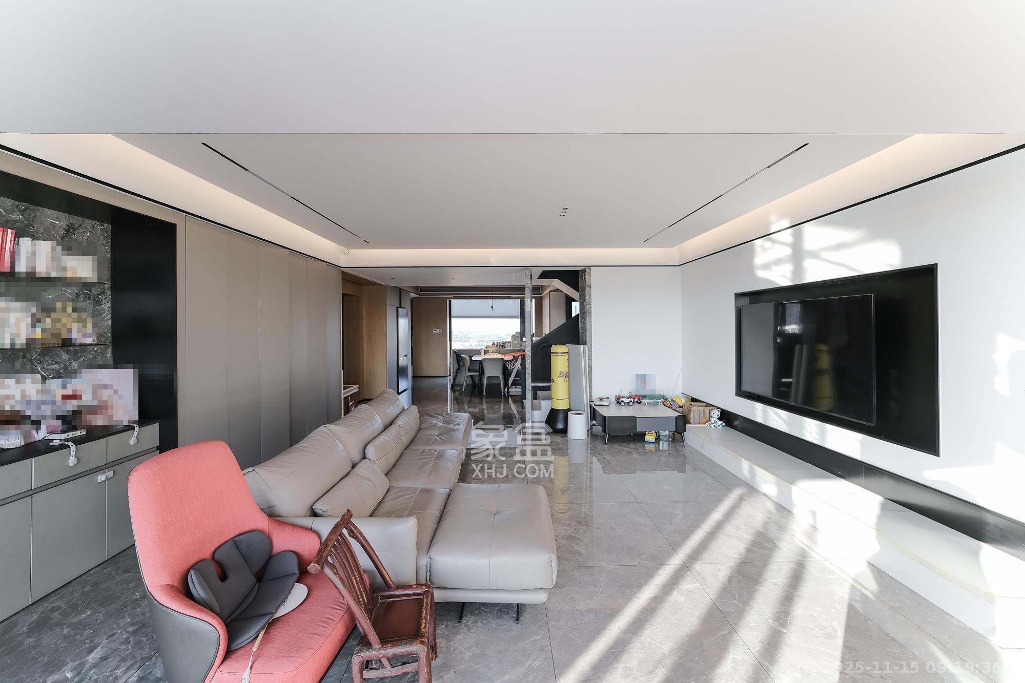 合能枫丹新里 5室2厅2卫 350.0万 合能枫丹新里 5室2厅2卫 350.0万客厅