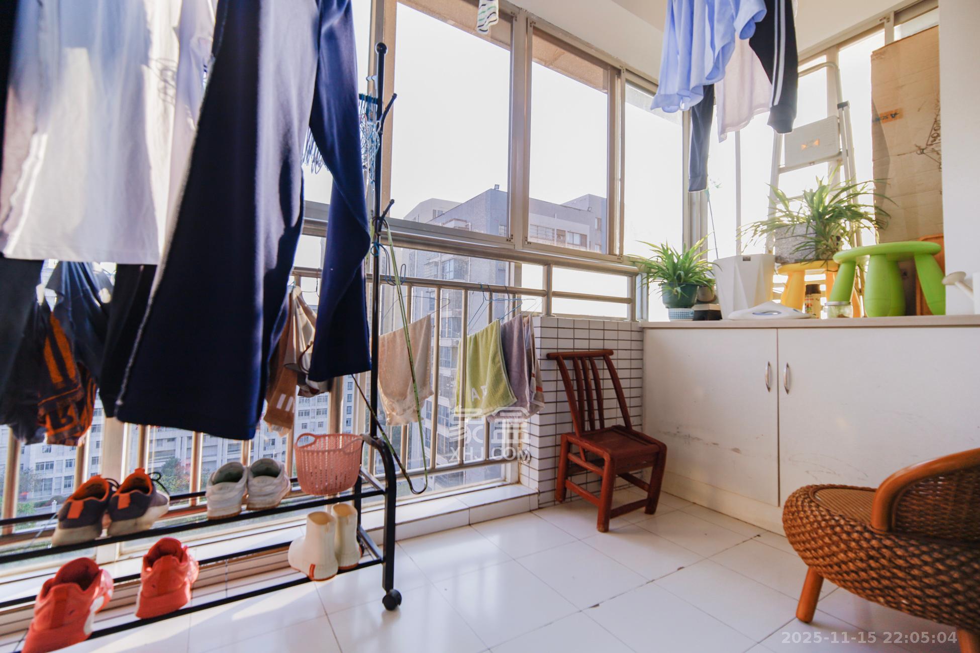 满庭芳小区  3室2厅2卫    88.0万阳台