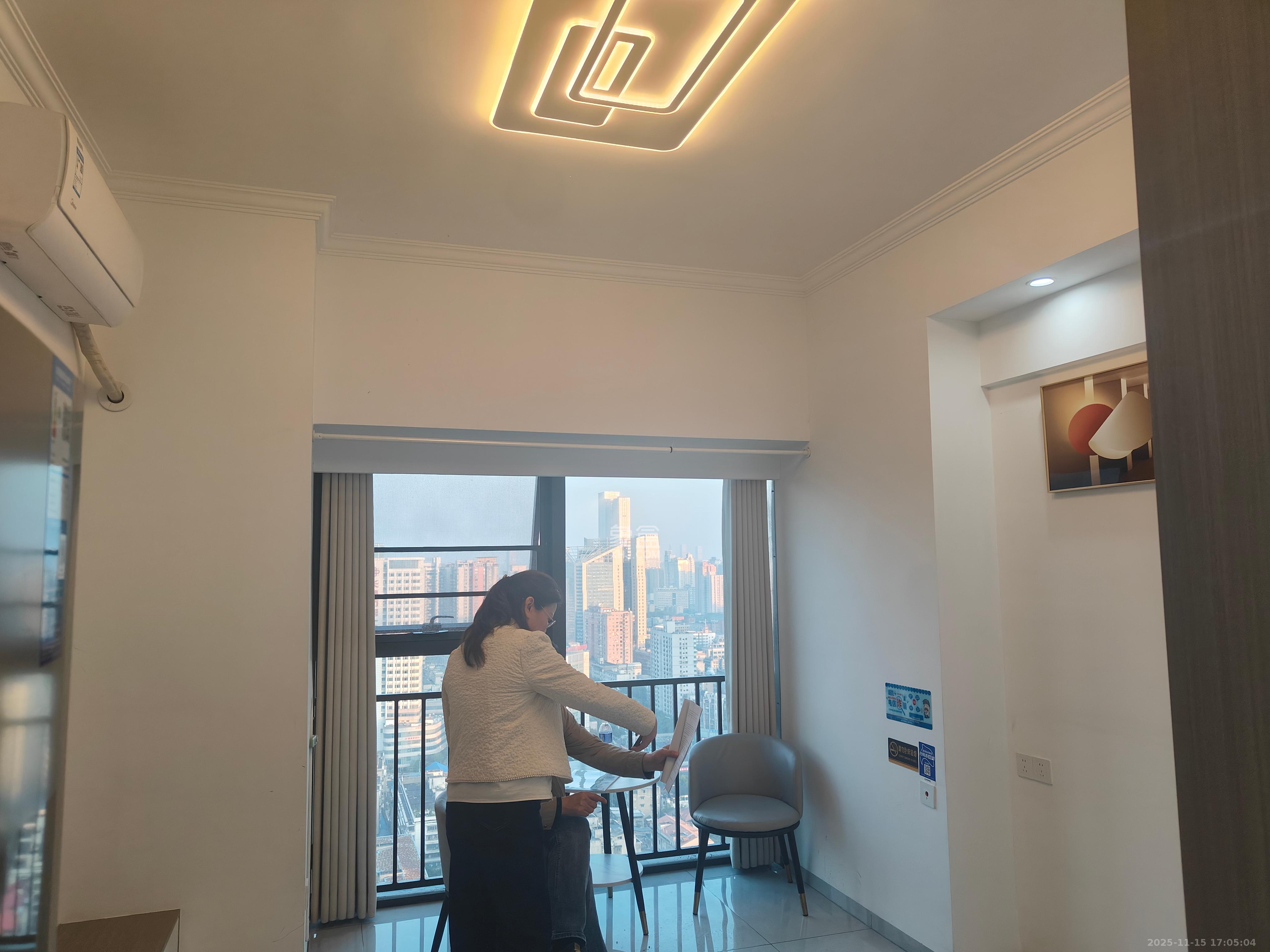 华润置地中心  1室1厅1卫    2600.0元/月