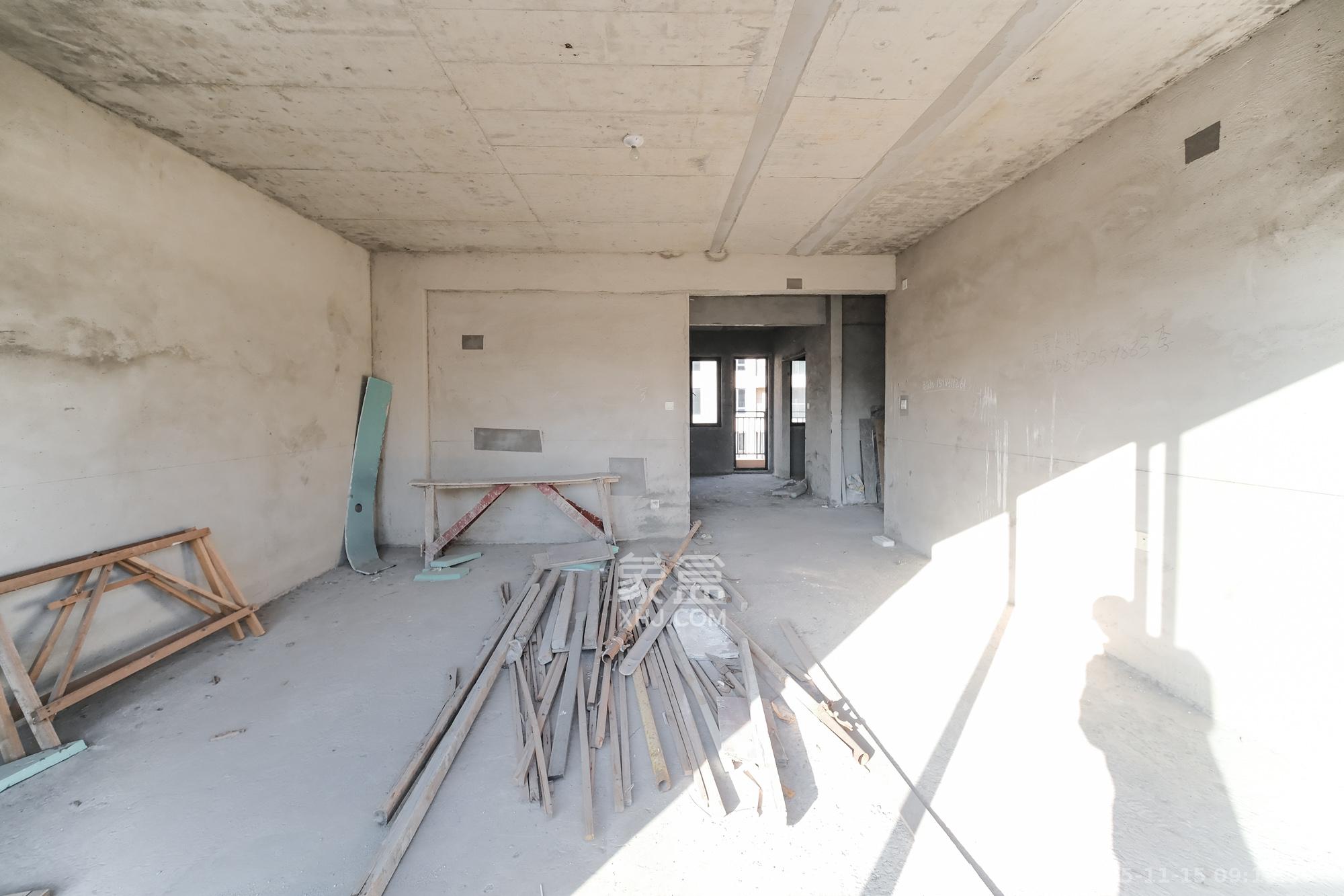 合能枫丹新里  4室2厅2卫    130.0万客厅