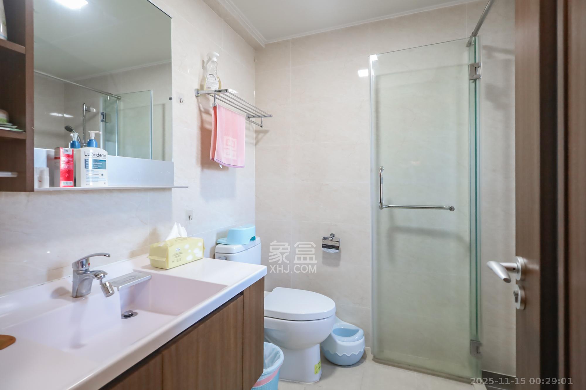 万科里金域国际  4室2厅2卫    235.0万卫生间