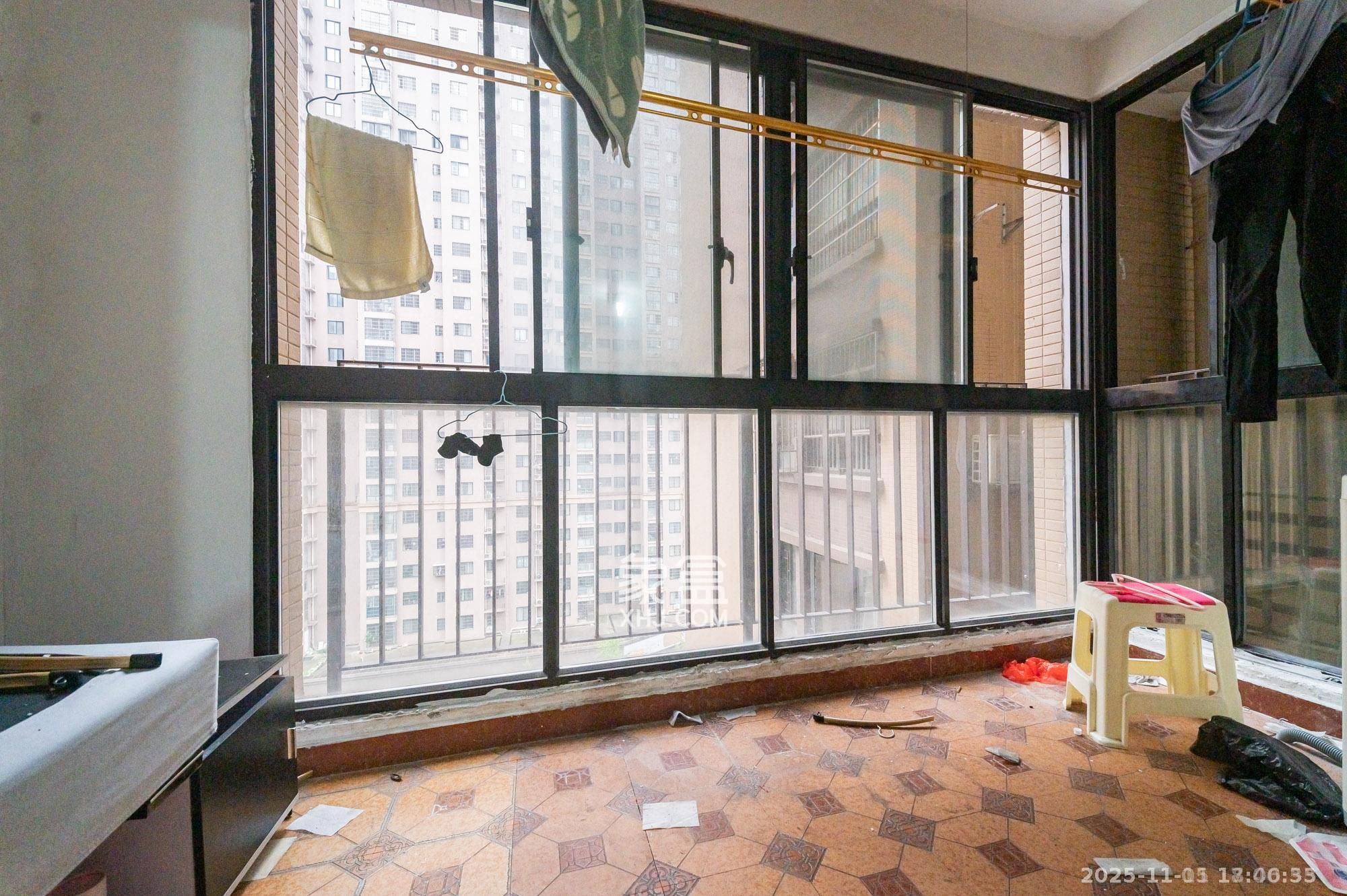 华润凤凰城三期  3室2厅2卫    1900.0元/月室内图