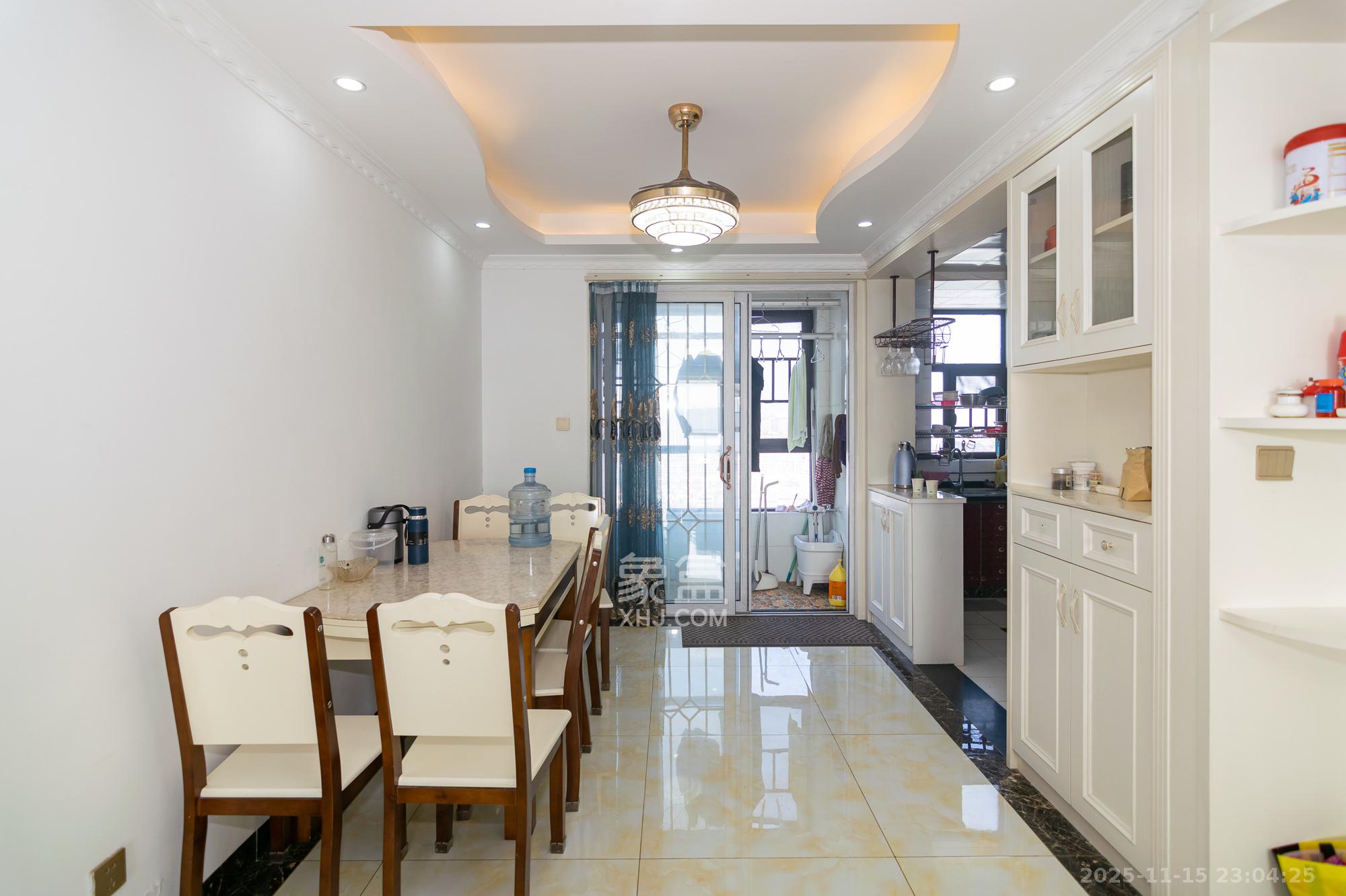 金地三千府（金地湖山樾、金地自在城）  3室2厅2卫    68.0万客厅