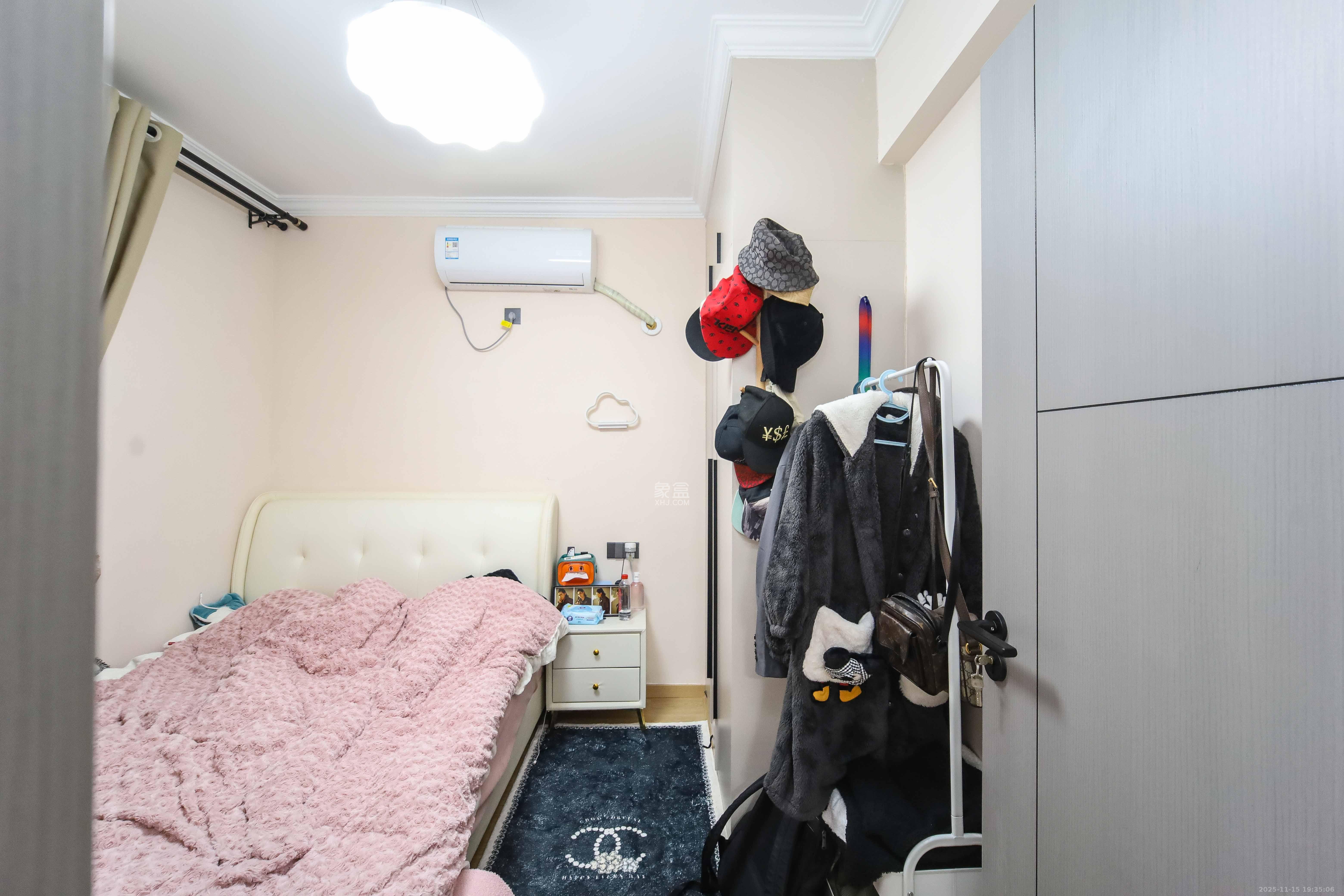 尚东金河湾  3室2厅2卫    220.0万卧室