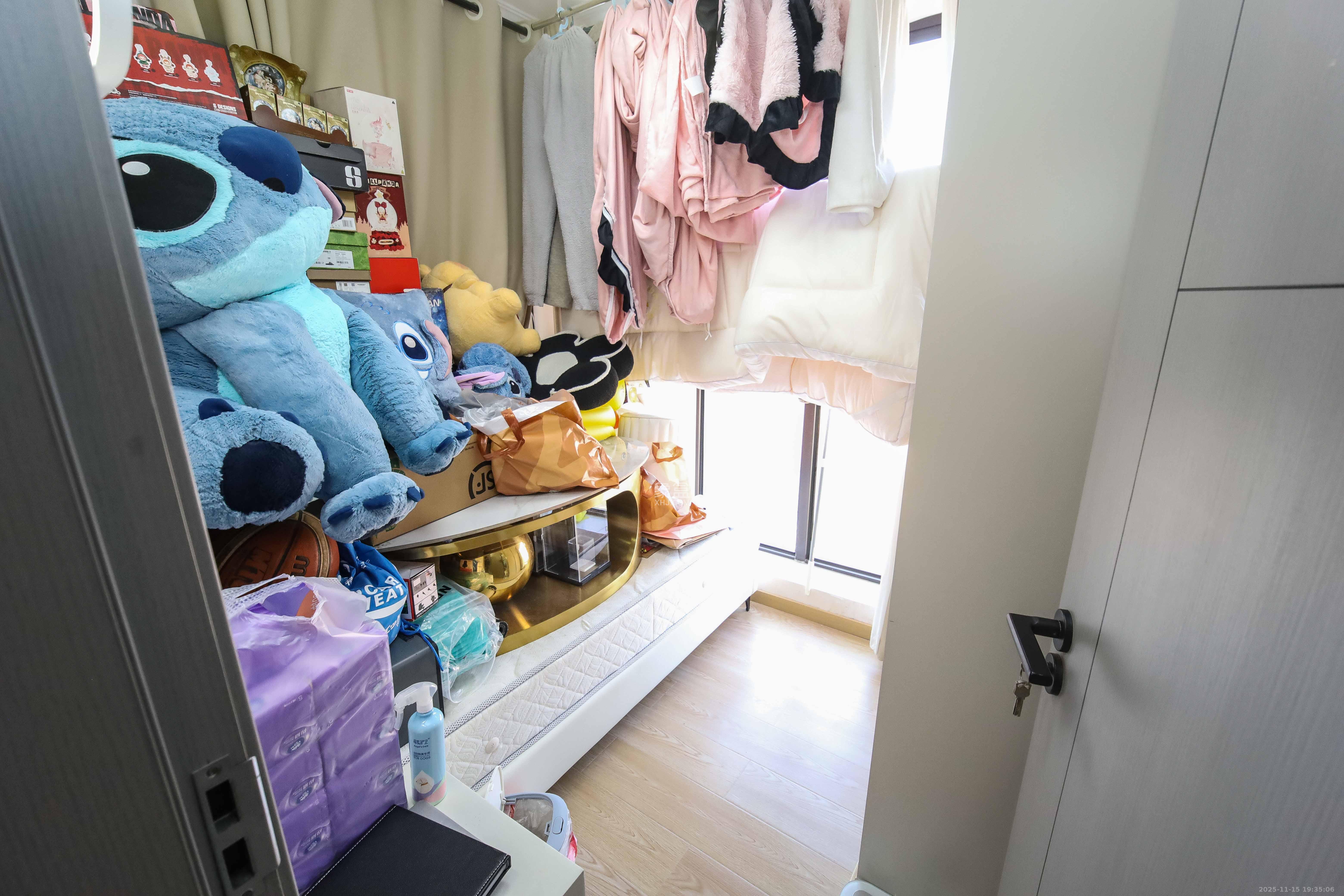 尚东金河湾  3室2厅2卫    220.0万卧室