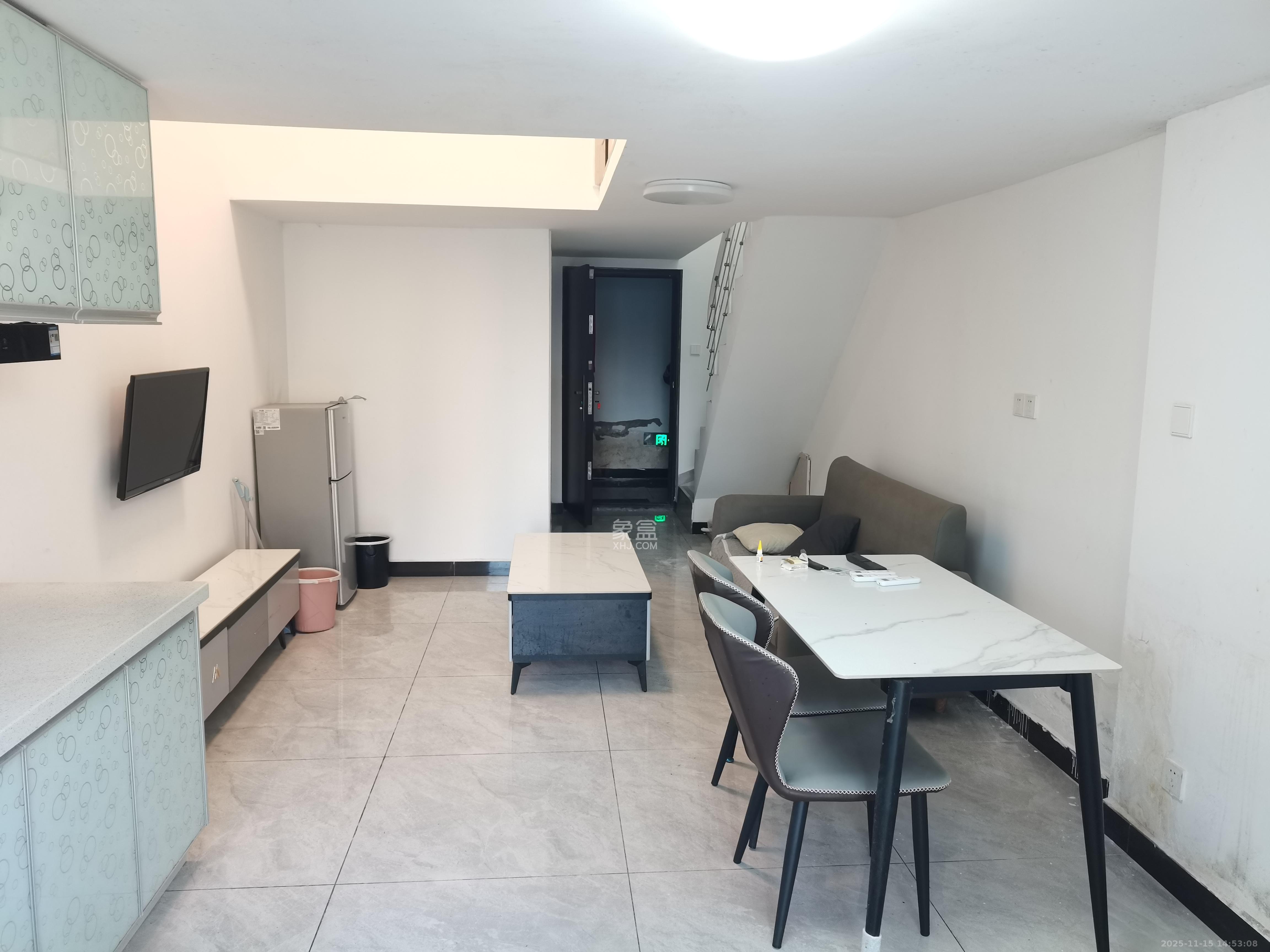 天麓轻奢国际  2室1厅1卫    1700.0元/月室内图