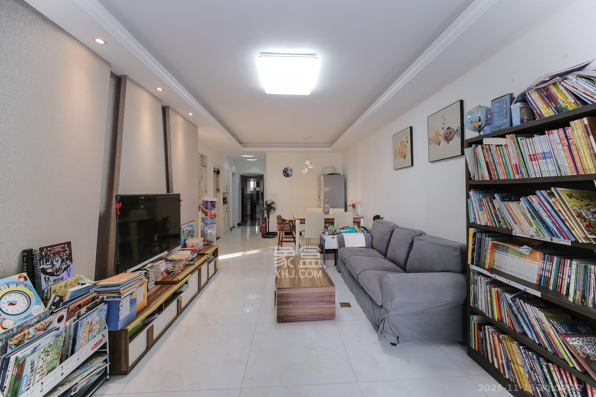 保利香槟国际  3室2厅1卫    66.8万客厅