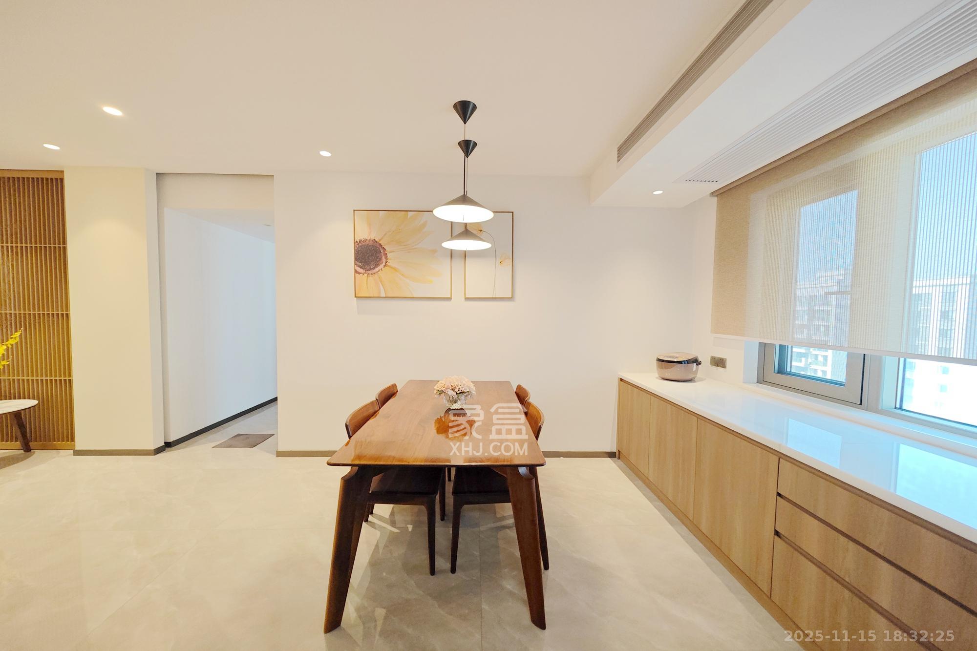 天翼花园(中国电信单位房) 4室2厅2卫 230.0万 天翼花园(中国电信单位房) 4室2厅2卫 230.0万客厅