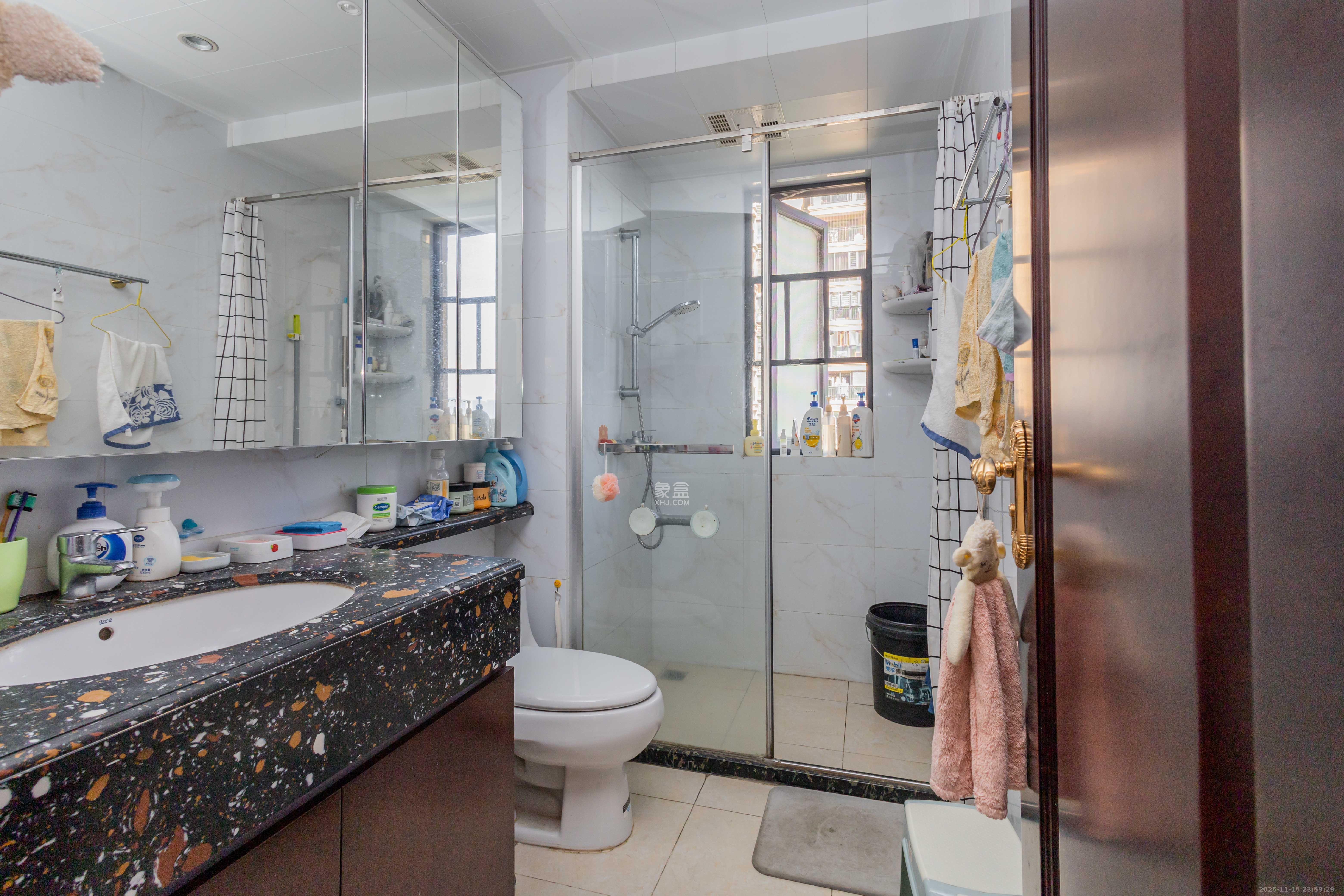 恒大江湾  4室2厅2卫    150.0万卫生间