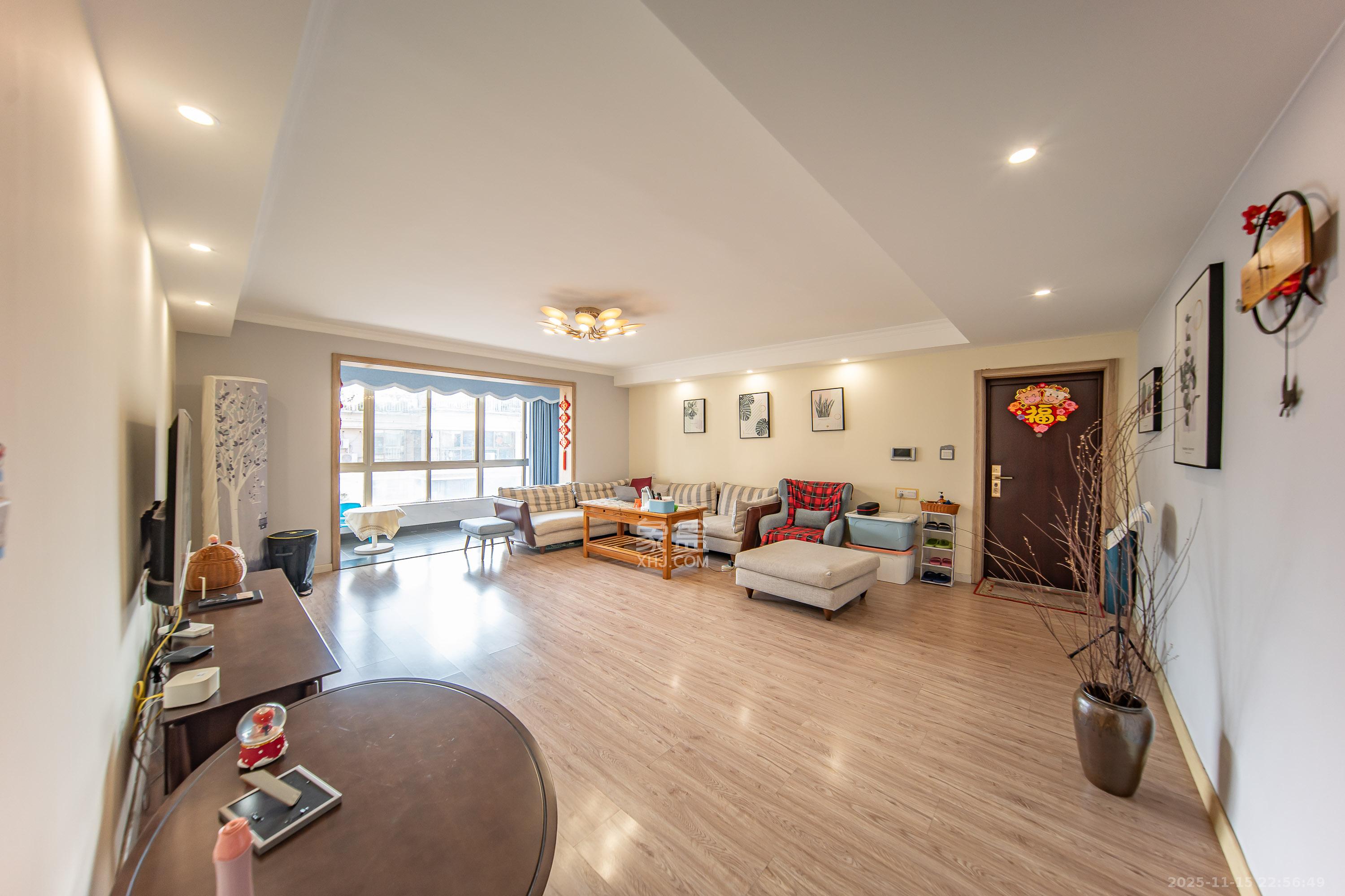 江山帝景雅典  3室2厅2卫    139.8万客厅