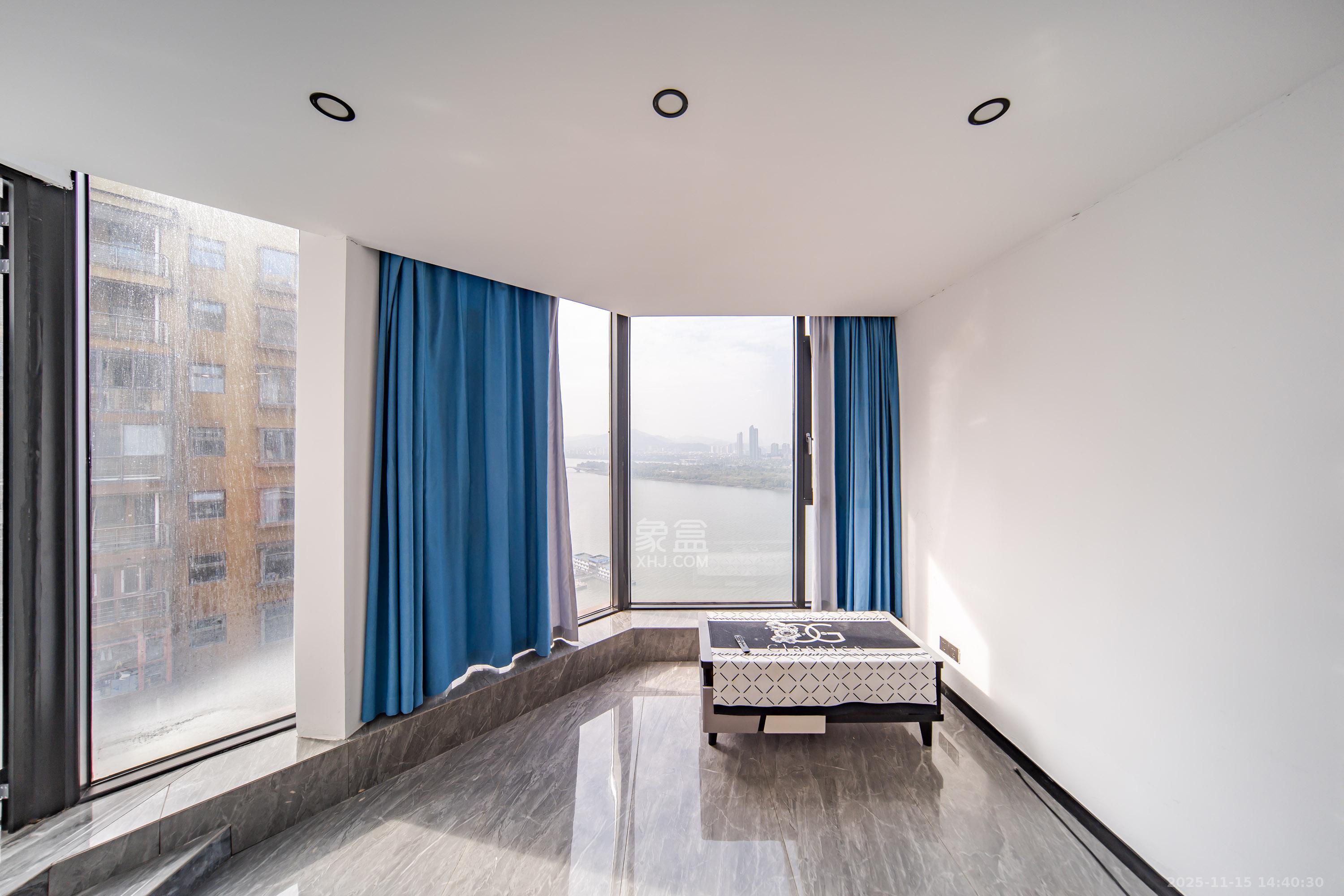 金色屋顶  5室2厅3卫    260.0万阳台