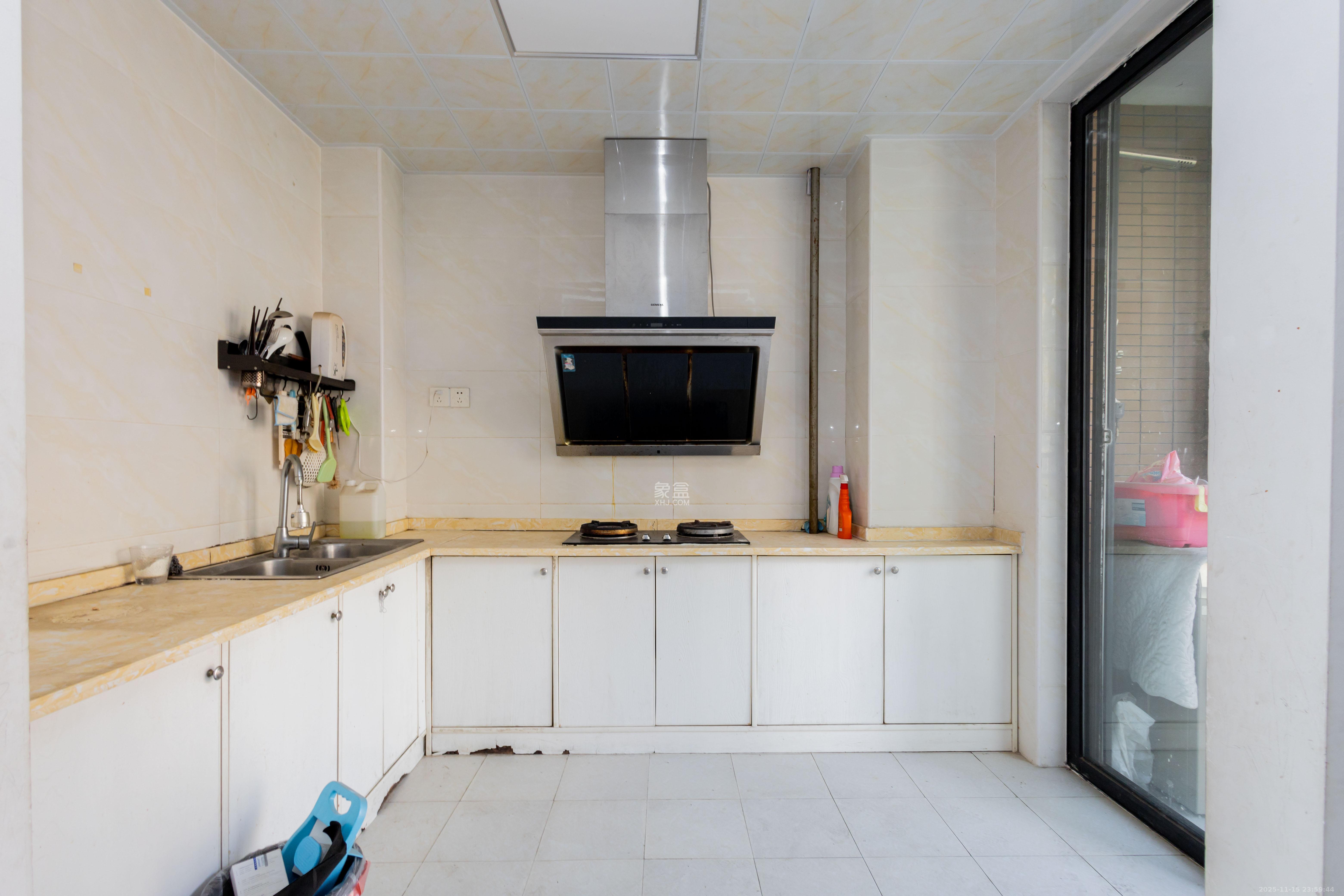 辉煌国际城一期  3室2厅1卫    110.0万厨房