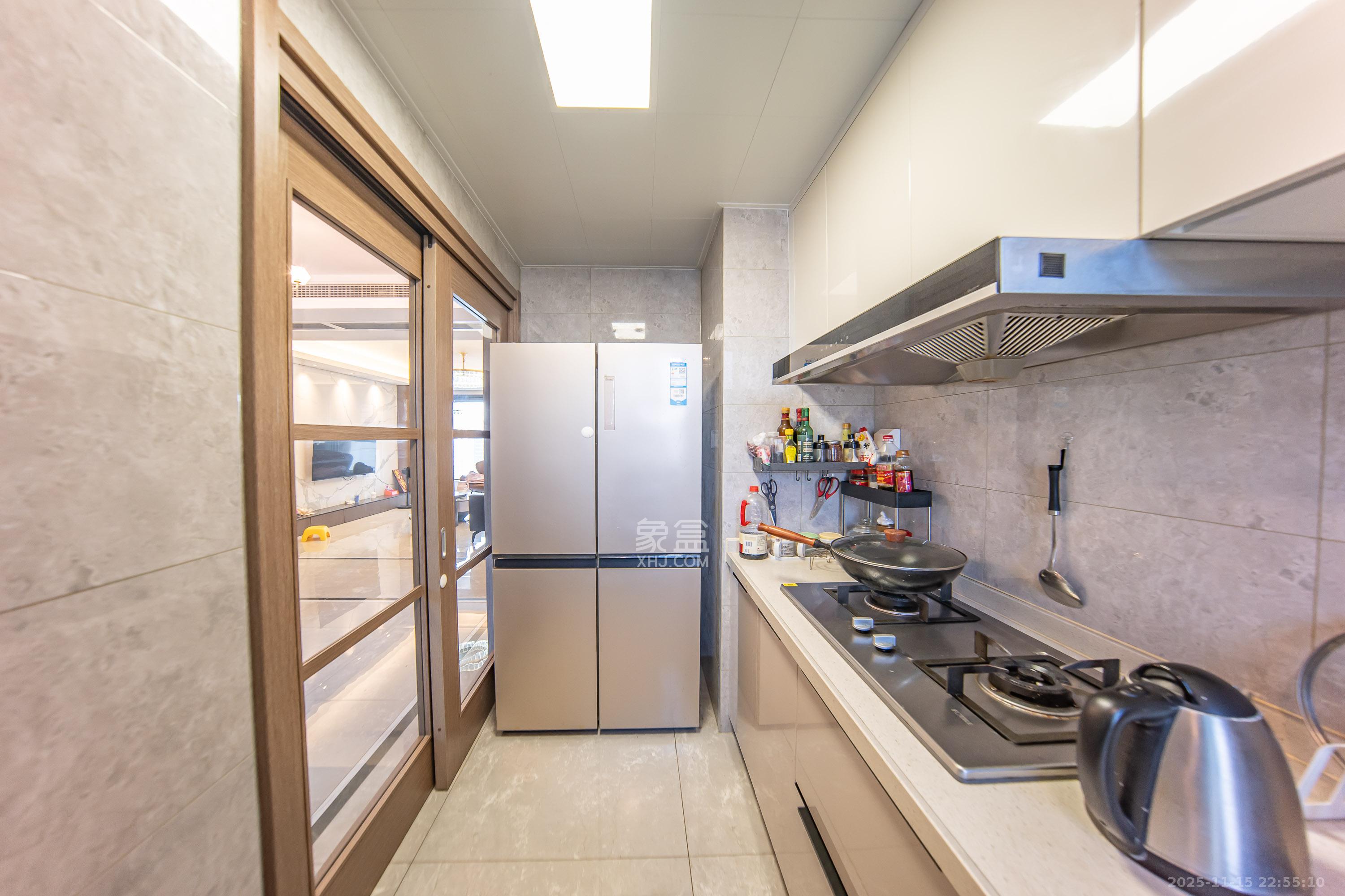 映客龙湖璟翠公馆（映客龙湖璟翠中心）  3室2厅1卫    180.0万厨房