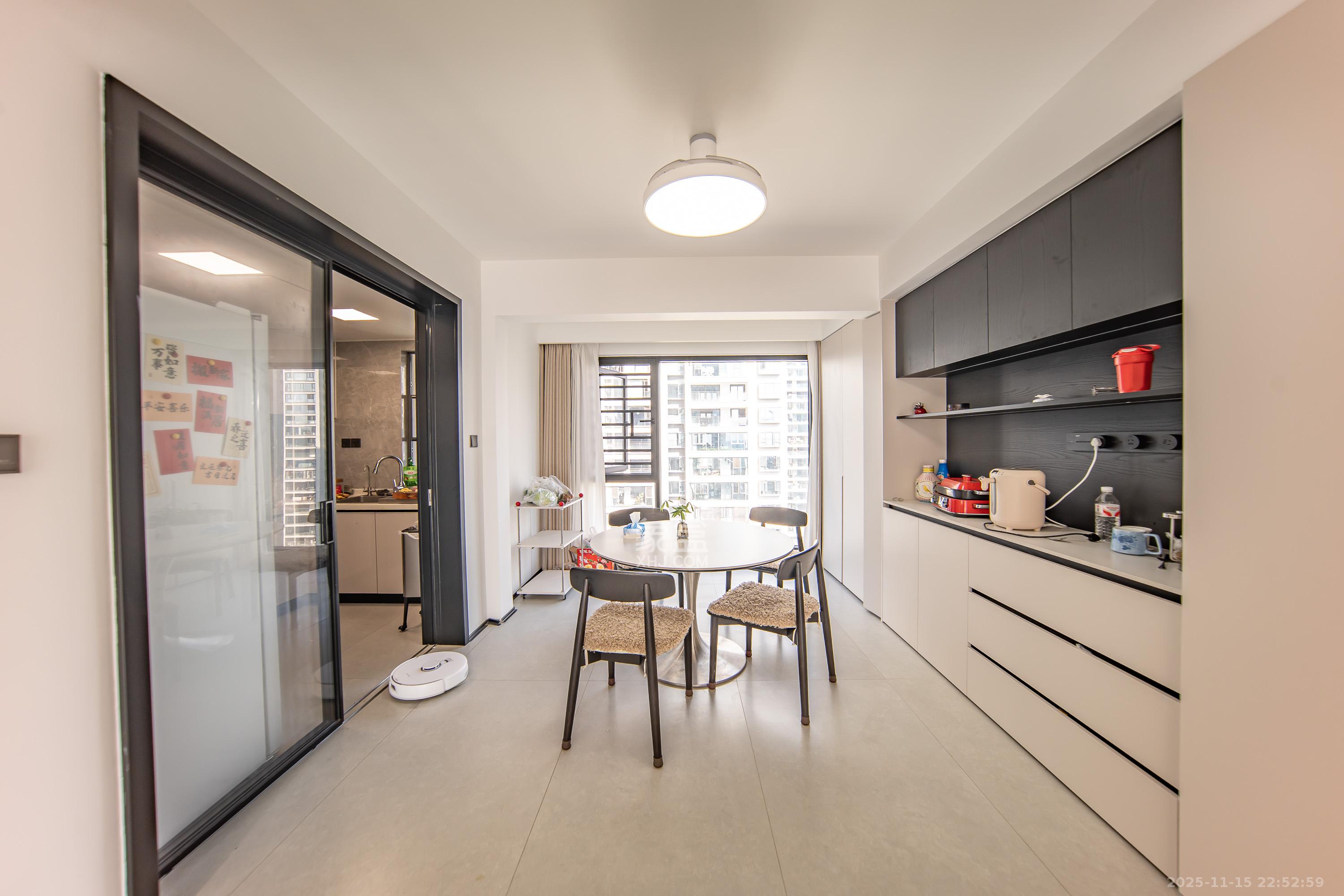 卓越洋湖晴翠 4室2厅2卫 240.0万 卓越洋湖晴翠 4室2厅2卫 240.0万客厅