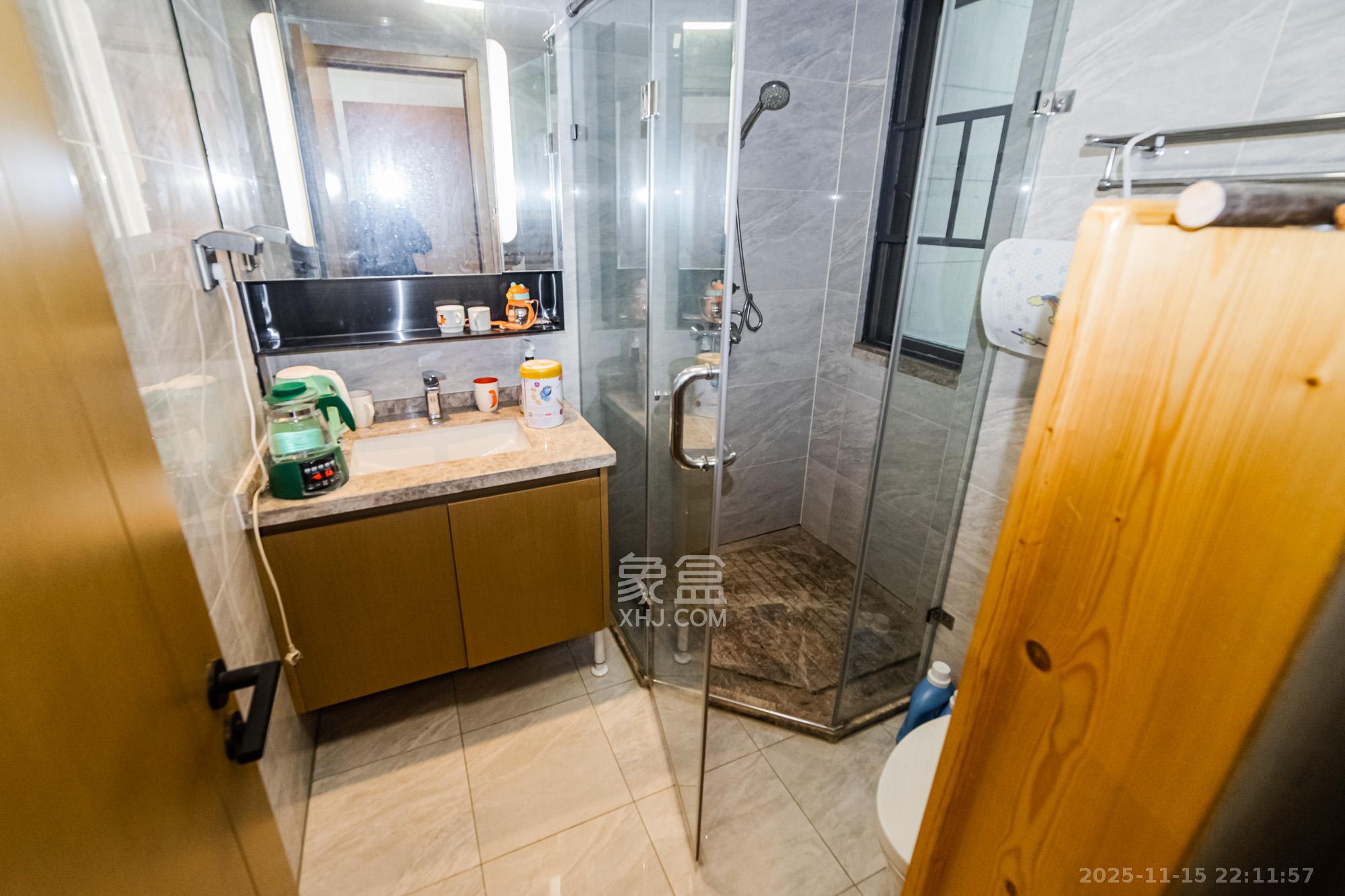 长房雍景湾  3室2厅2卫    131.0万卫生间