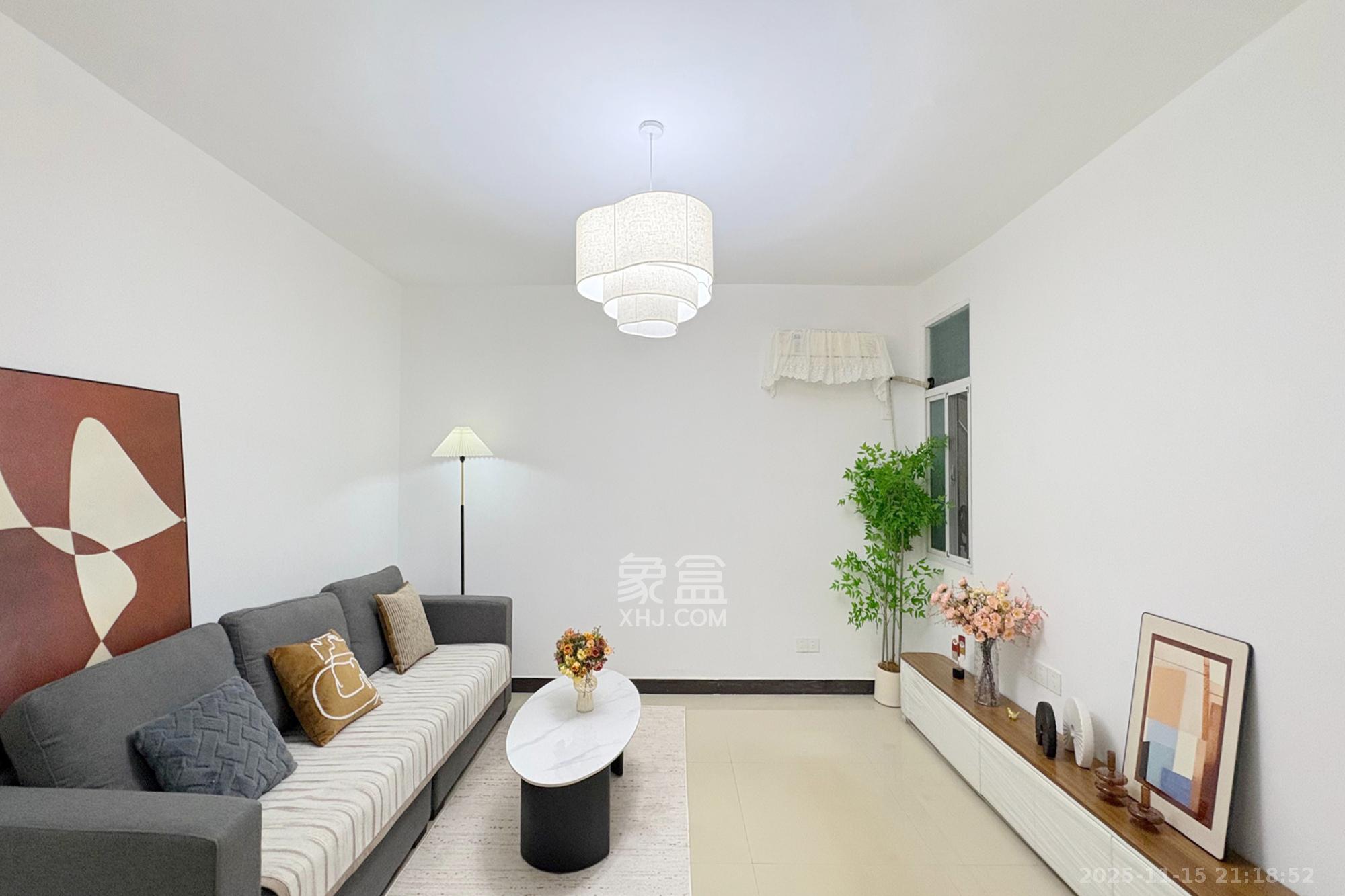 戥子桥散盘  3室2厅1卫    65.0万客厅