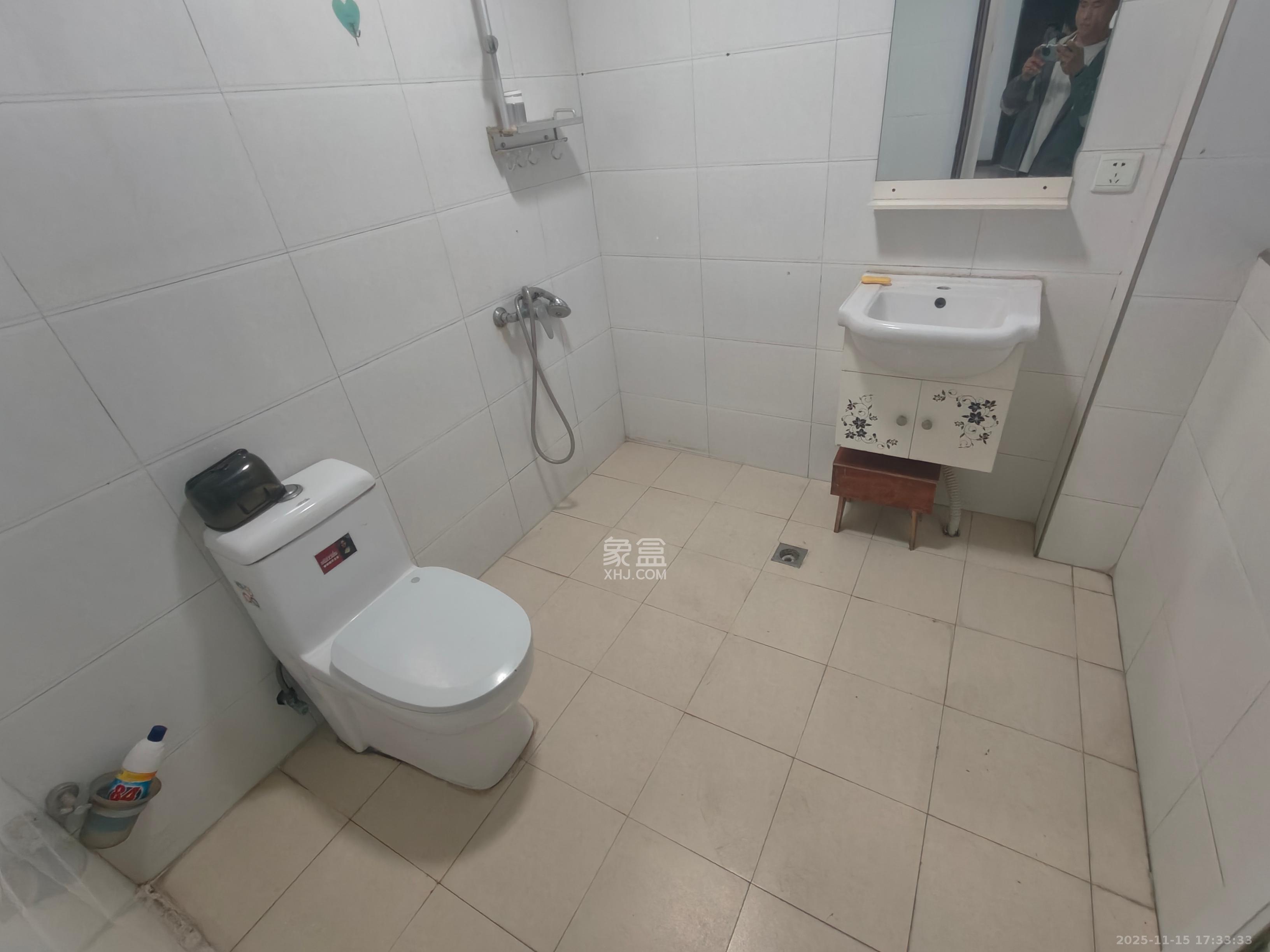 金峰小区北院（七里营社区）  3室2厅2卫    2000.0元/月室内图