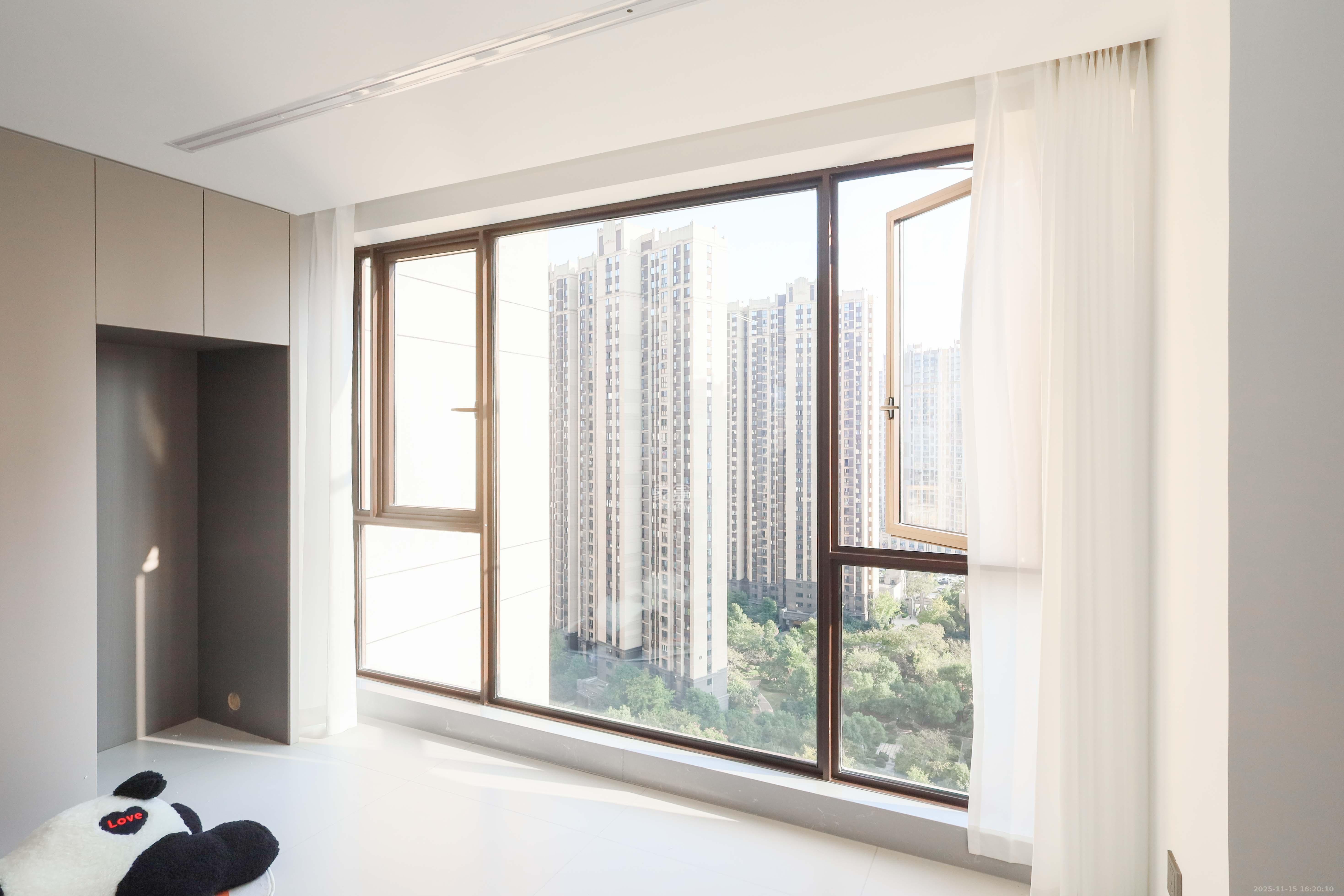 梅溪鑫苑名家  4室2厅2卫    139.0万阳台