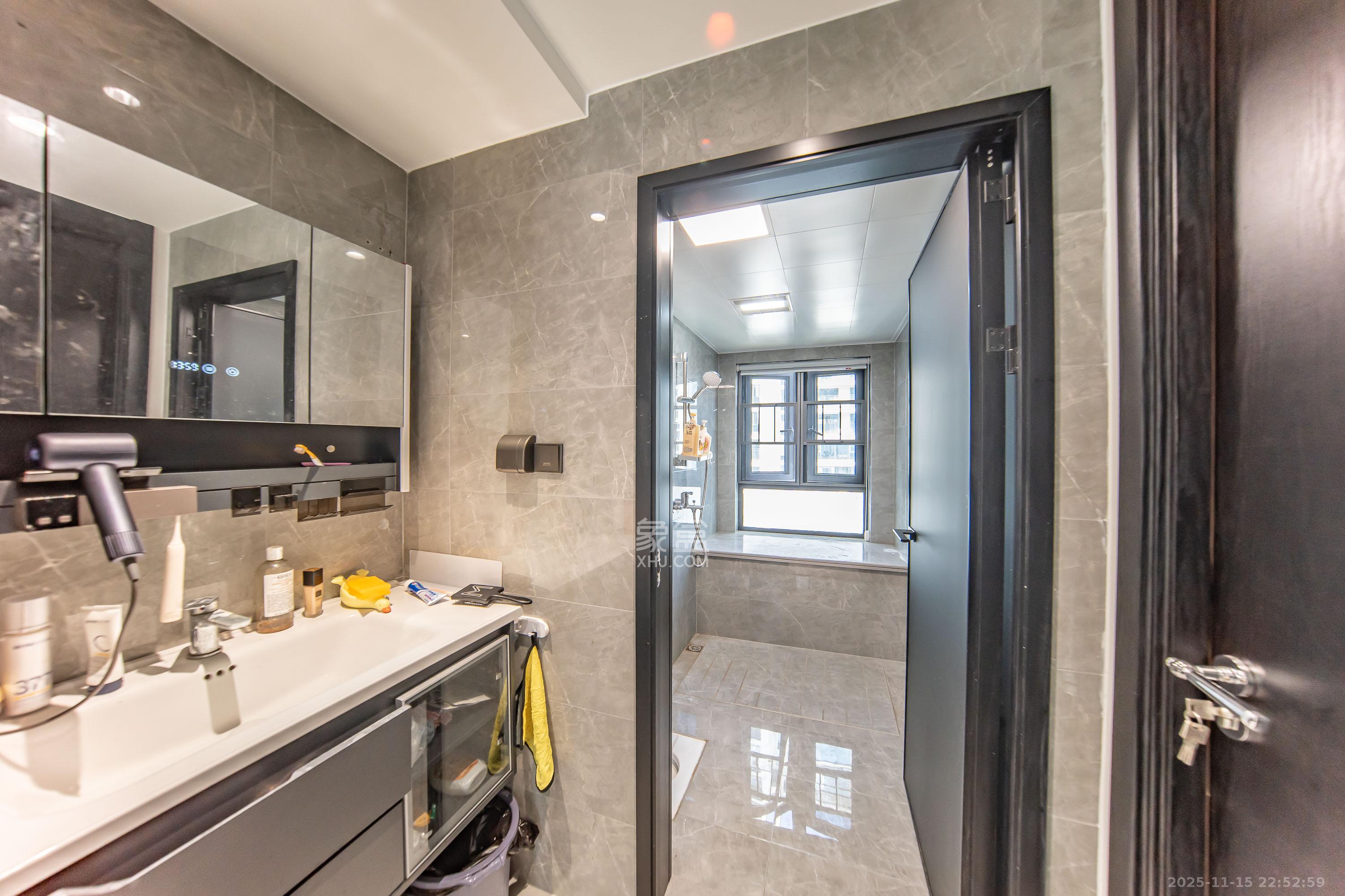 卓越洋湖晴翠  4室2厅2卫    240.0万卫生间