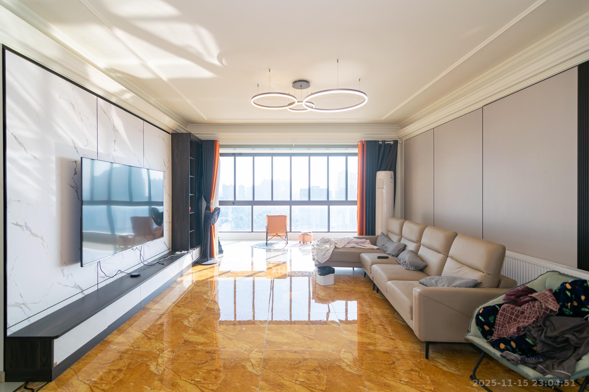 碧桂园高尔夫花园  5室2厅3卫    170.0万客厅