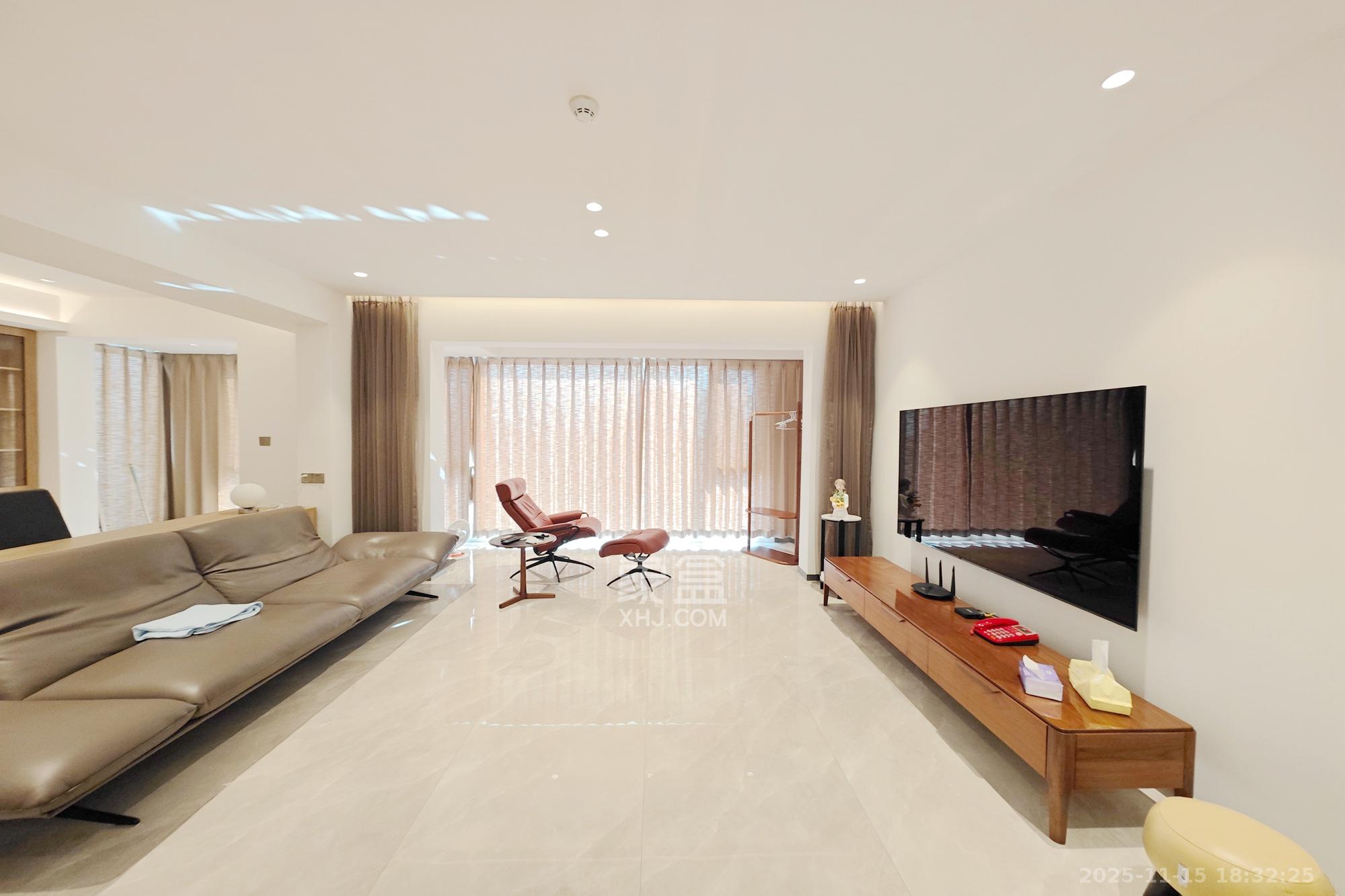 天翼花园（中国电信单位房）  4室2厅2卫    230.0万客厅