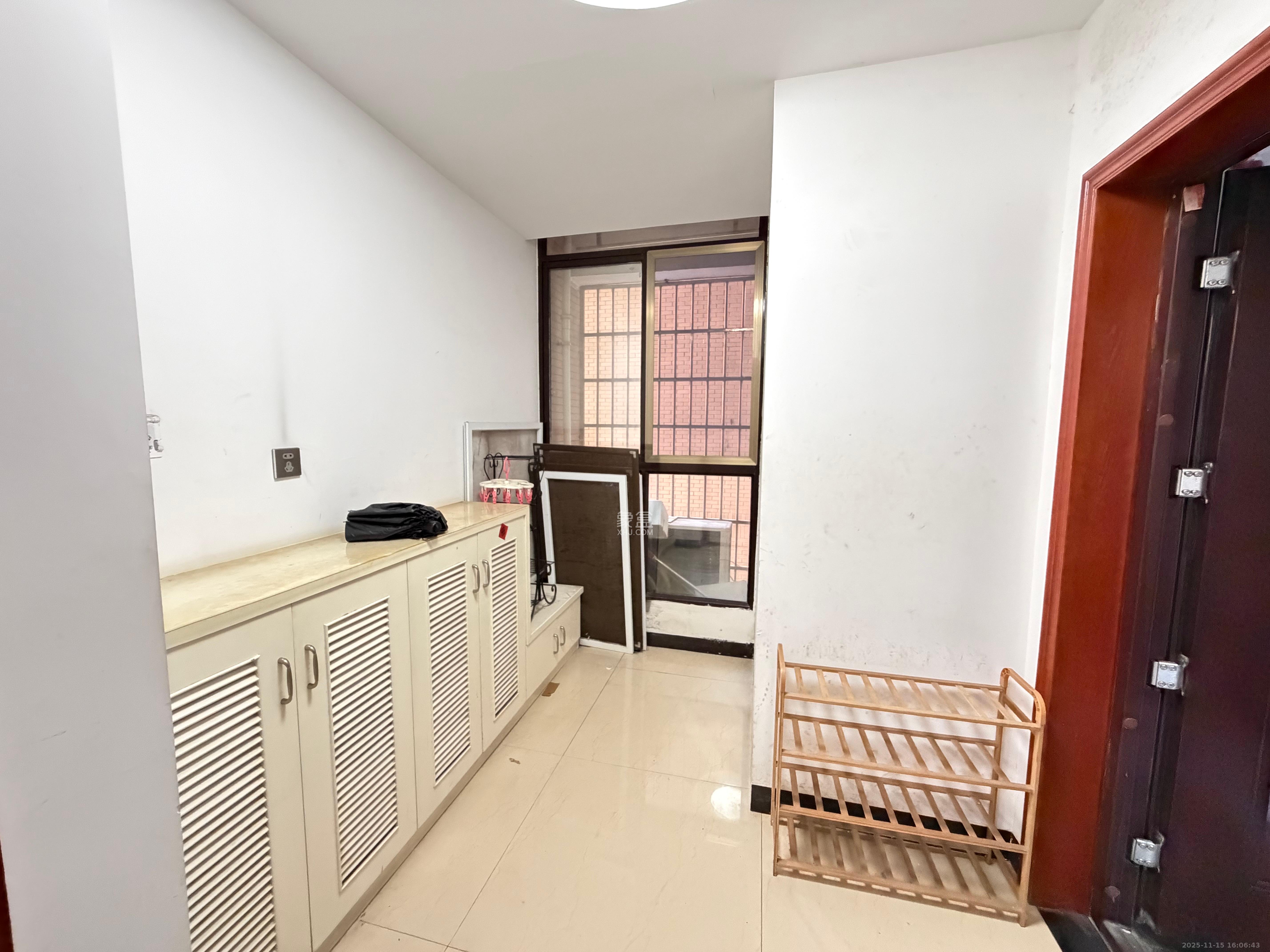 东方航标  3室2厅2卫    1800.0元/月室内图