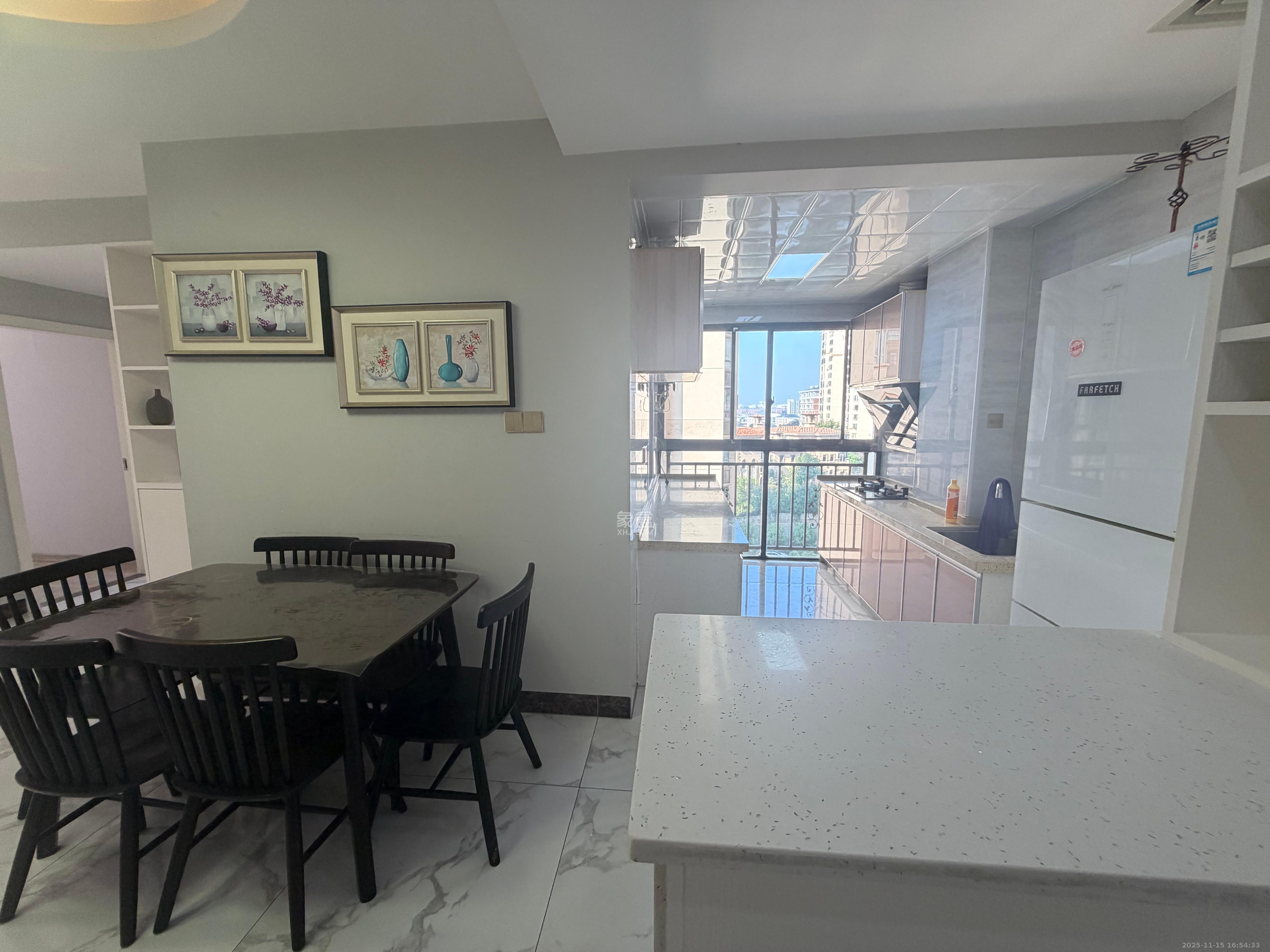 金侨城  3室2厅2卫    48.0万客厅