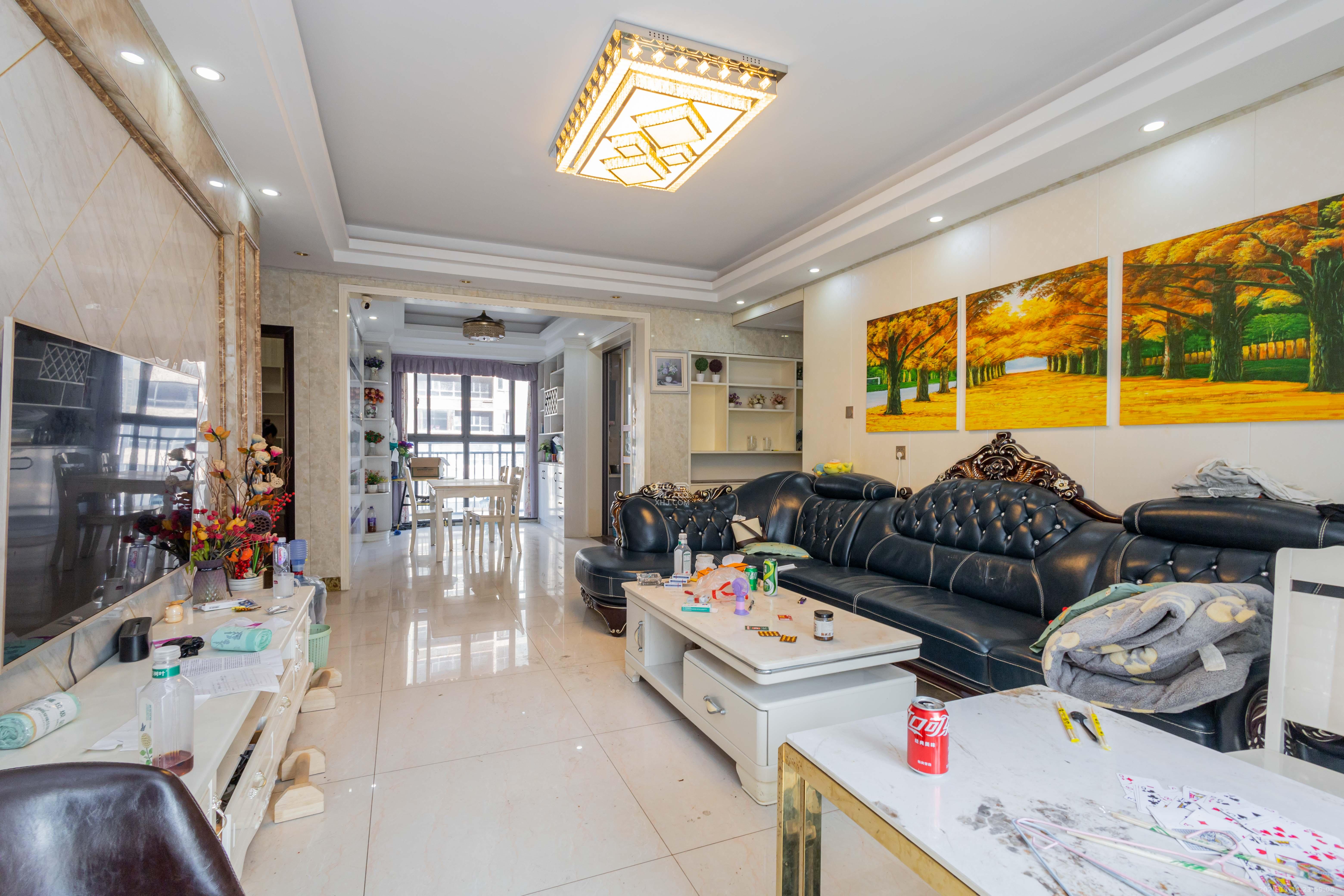 东岸城邦  3室2厅2卫    88.0万客厅