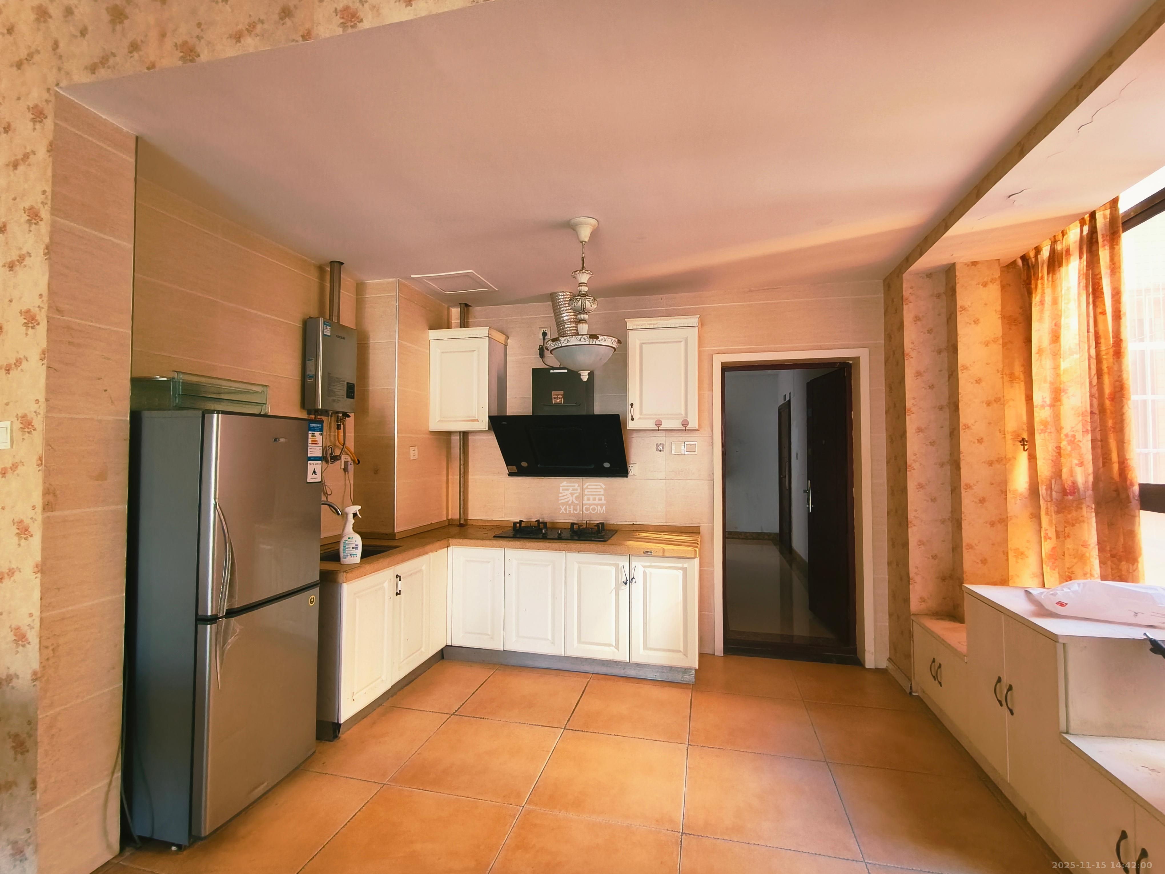 湘府十城（汇财御景湾新寓,汇财国际）  1室2厅2卫    2700.0元/月室内图