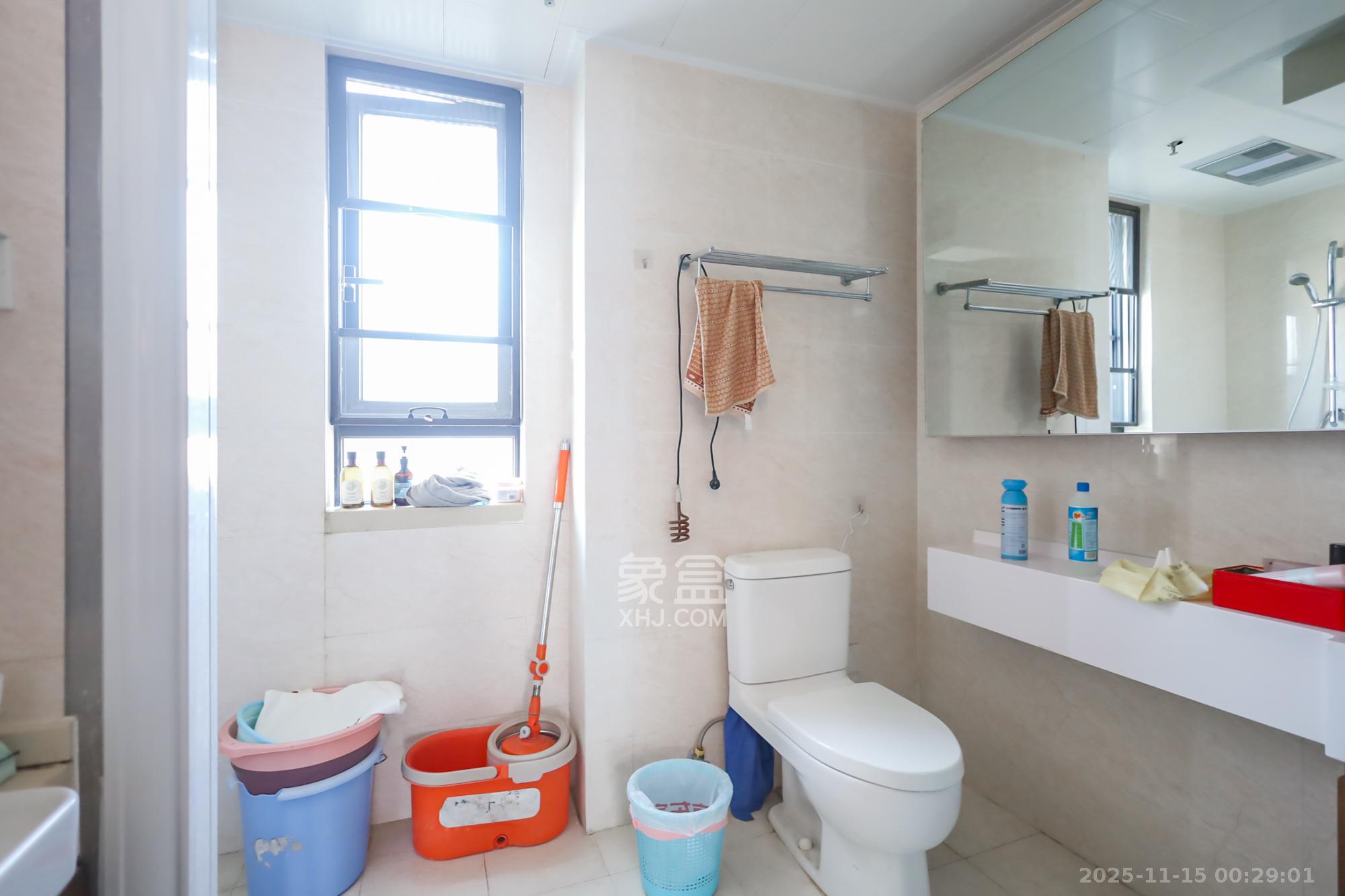 万科里金域国际  4室2厅2卫    235.0万卫生间