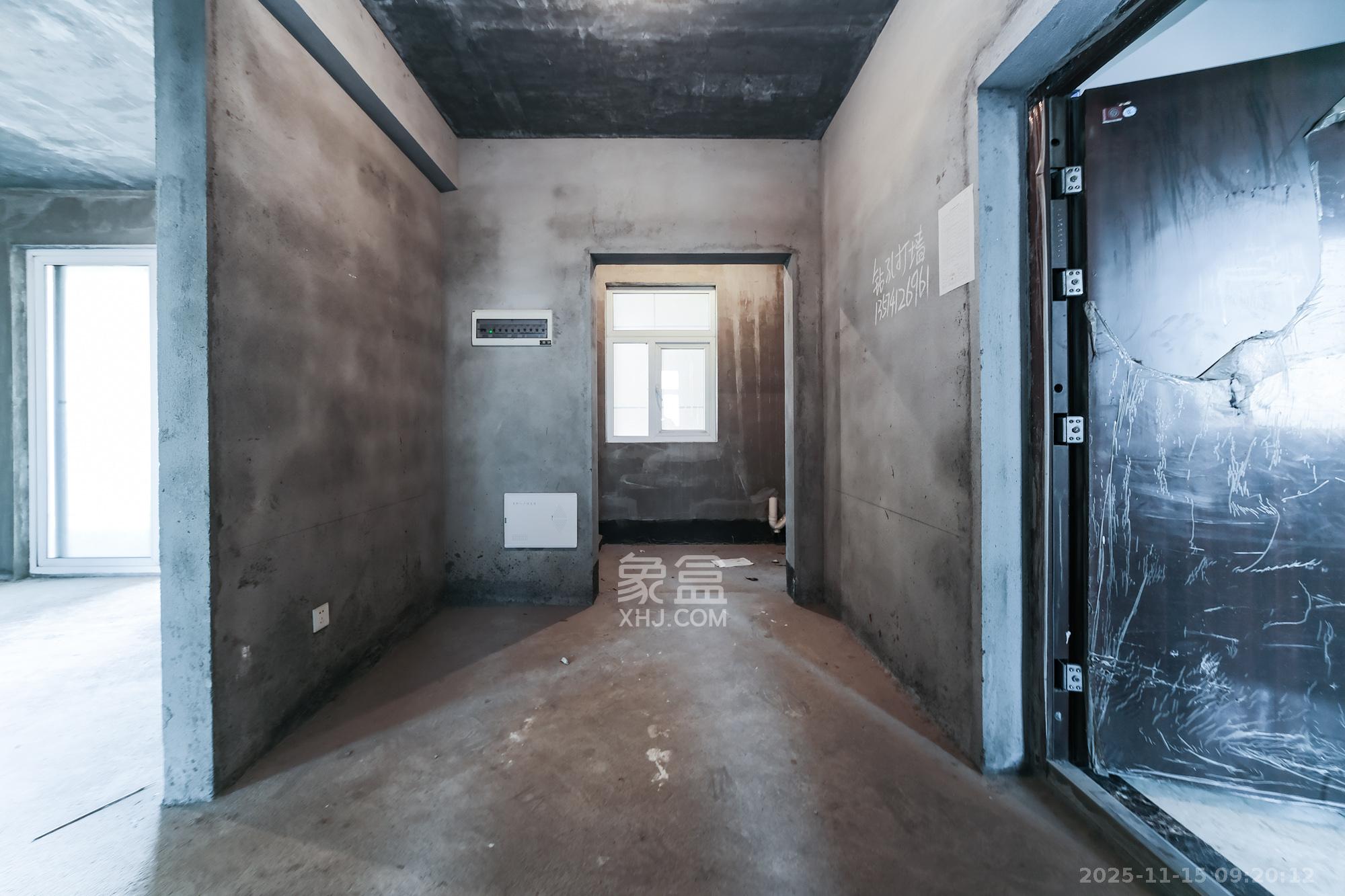 和悦城(蟠龙景苑)  3室2厅2卫    54.0万客厅