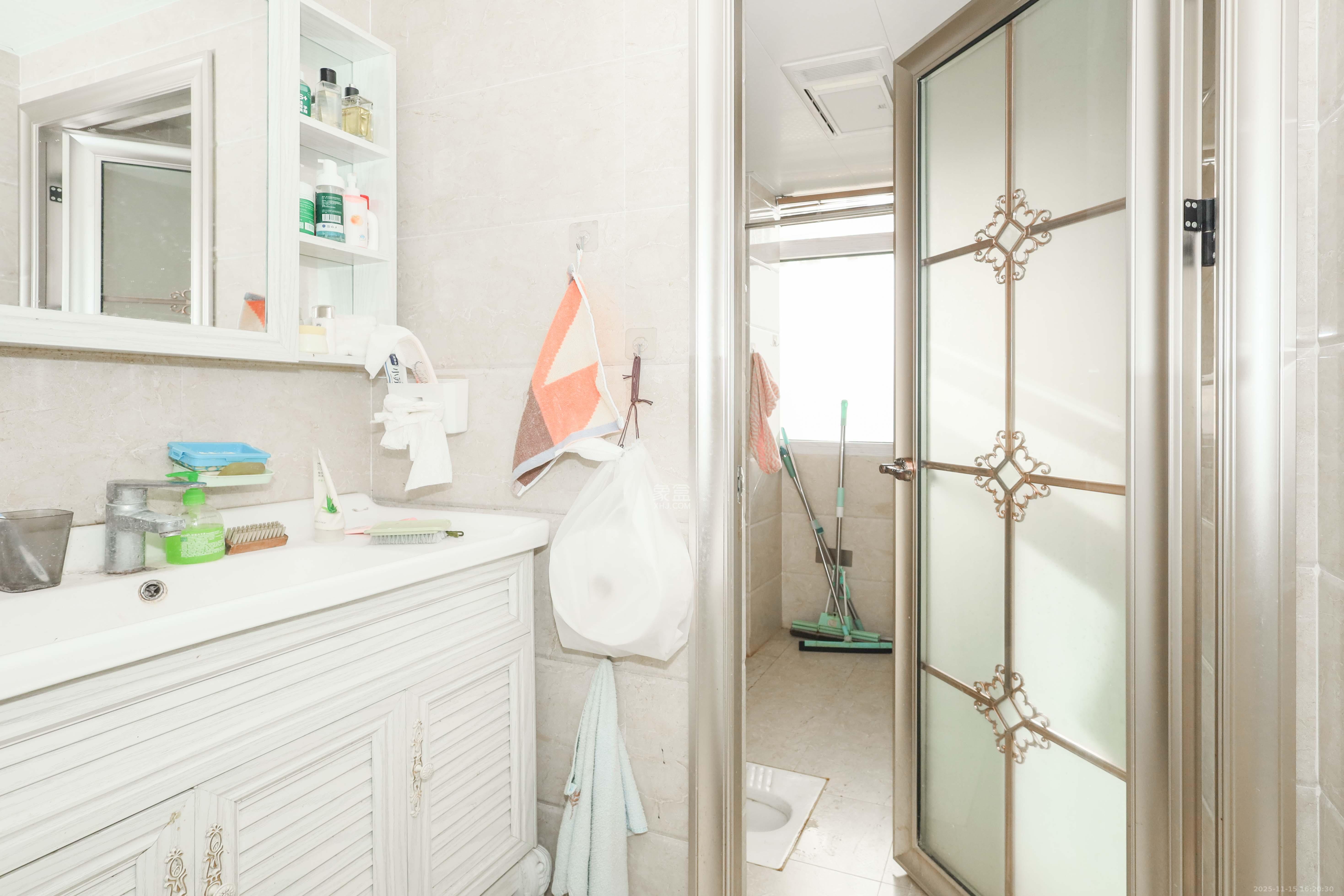 卓越浅水湾  4室2厅1卫    220.0万卫生间