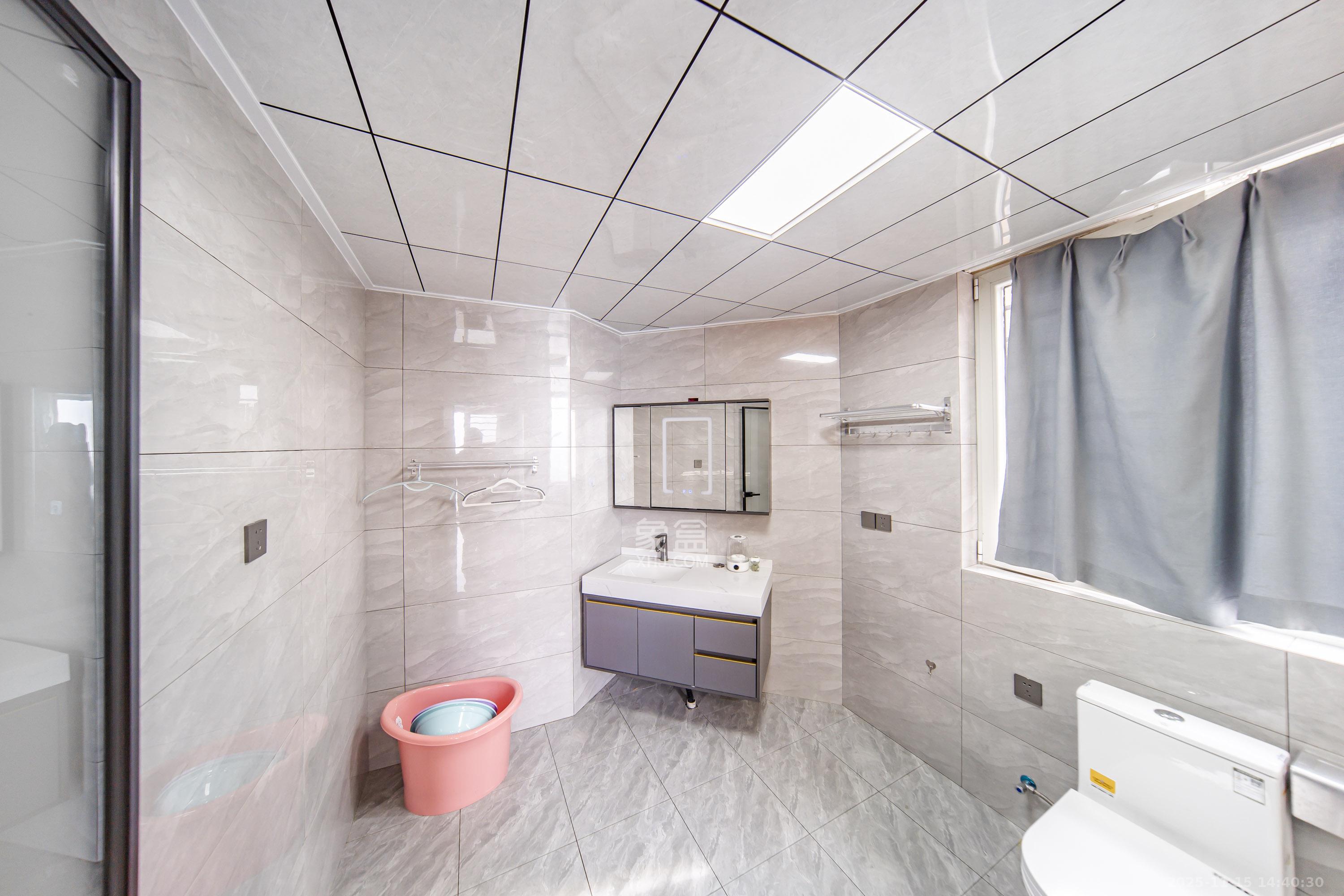 金色屋顶  5室2厅3卫    260.0万卫生间