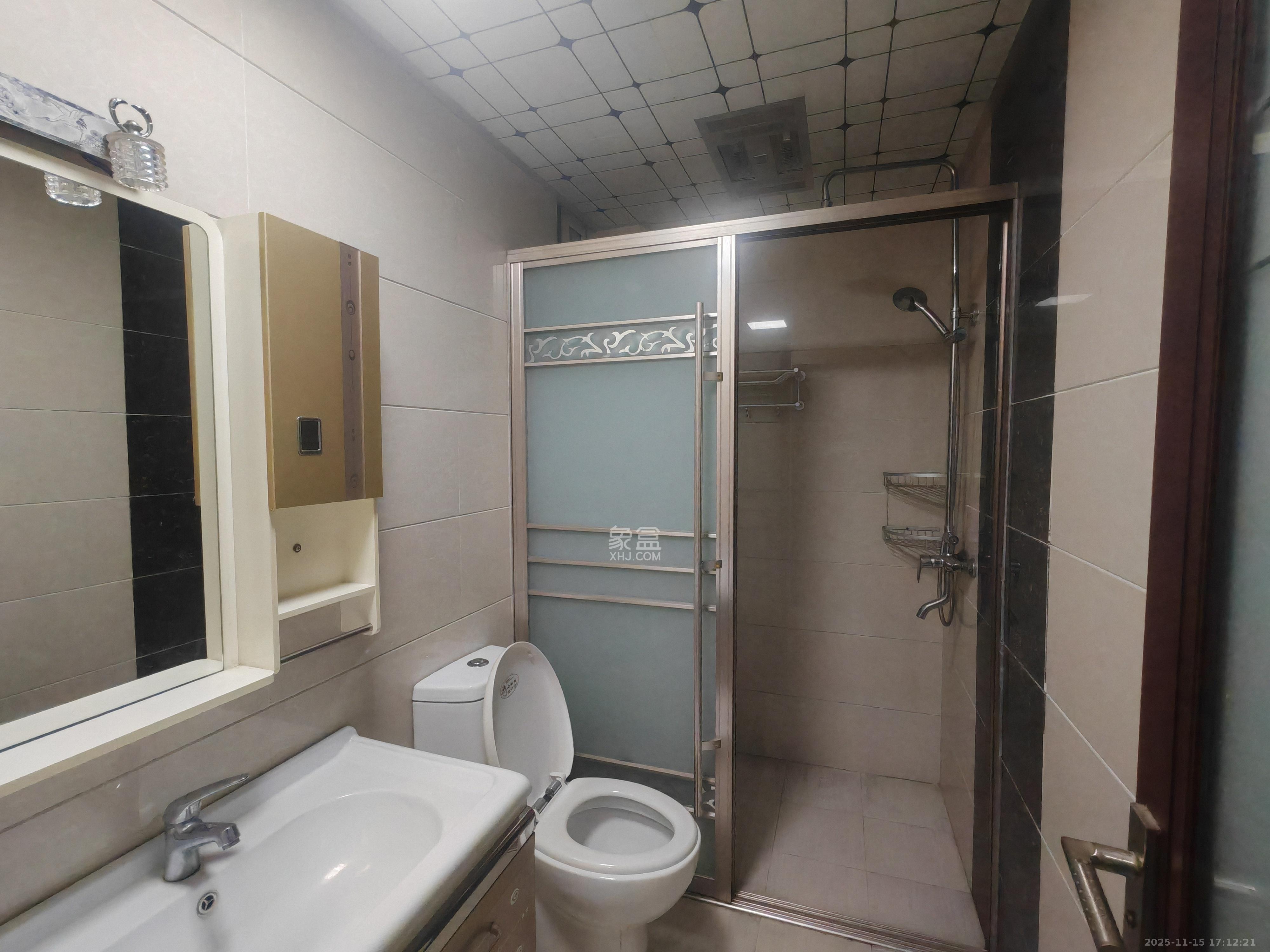 彩都公寓  3室2厅2卫    2000.0元/月室内图