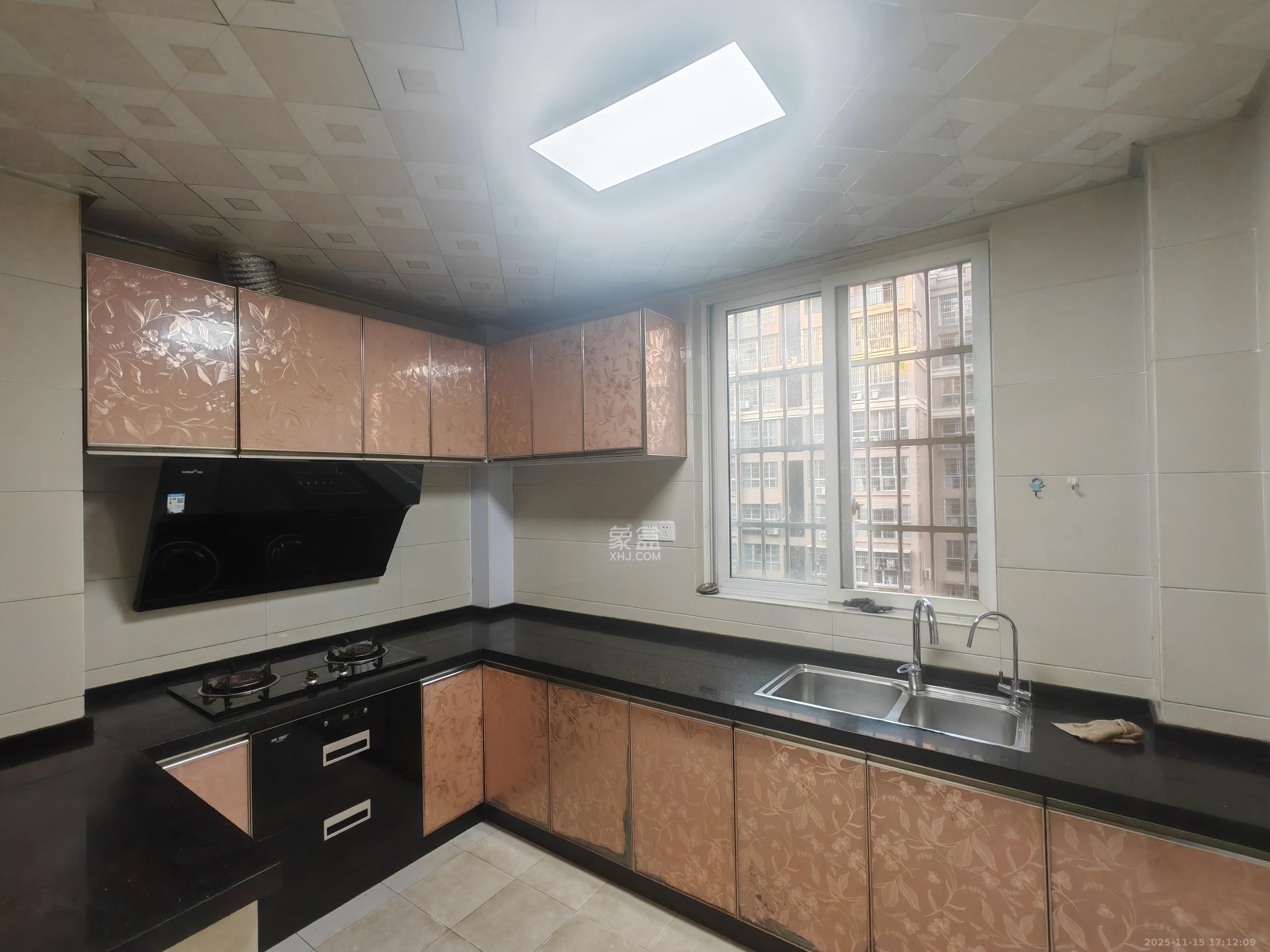 彩都公寓  3室2厅2卫    2000.0元/月室内图