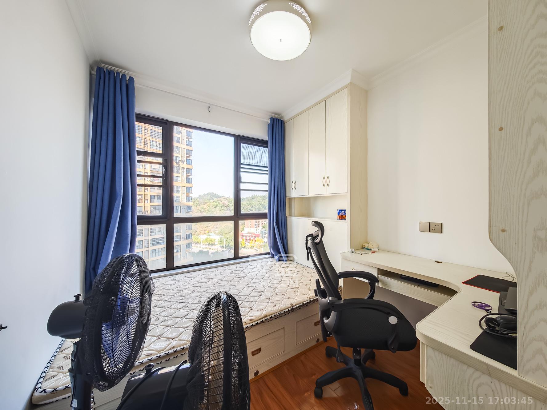 山语城三期  3室2厅2卫    85.0万卧室