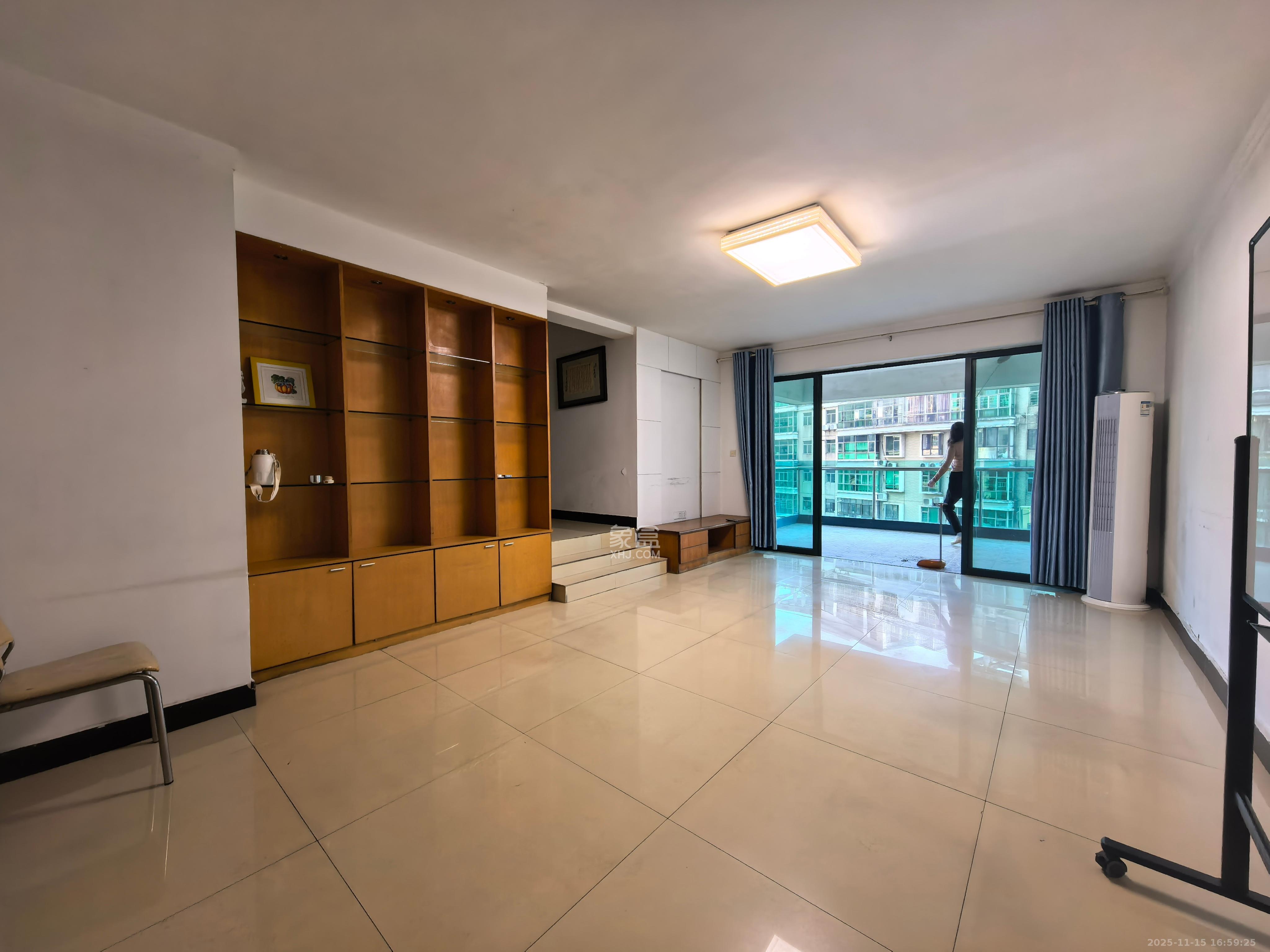 王府花园  3室2厅2卫    2800.0元/月