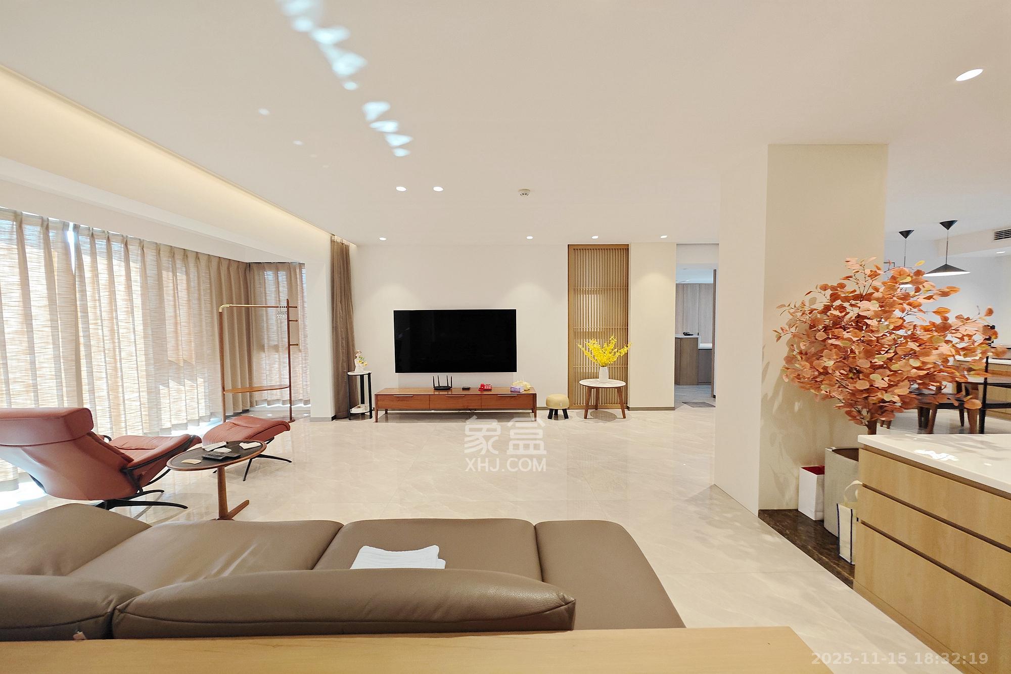 天翼花园（中国电信单位房）  4室2厅2卫    230.0万