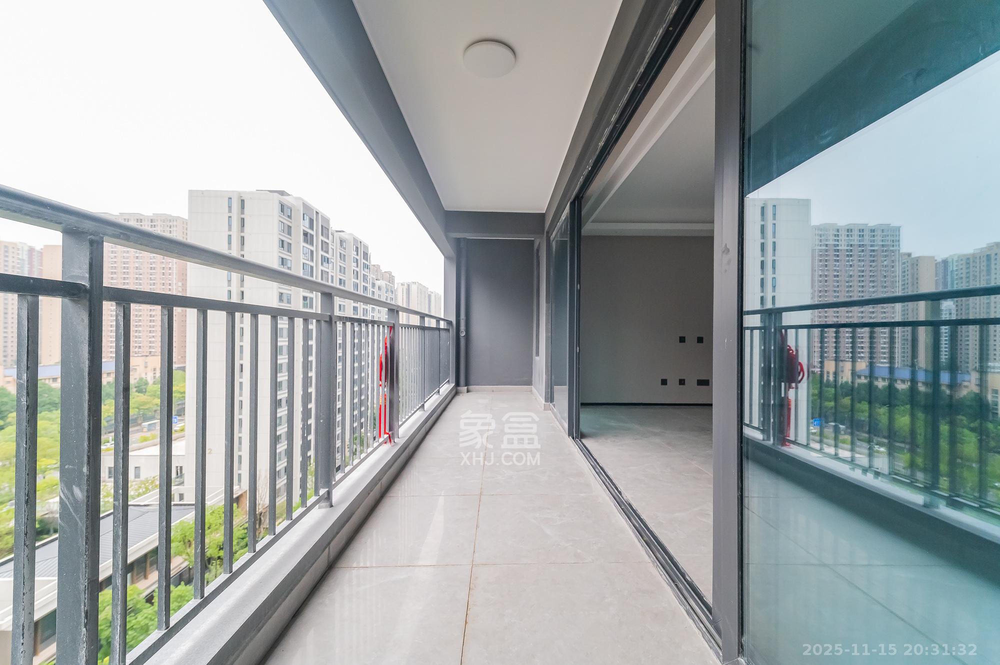 万科松湖天地 4室2厅3卫 258.0万 万科松湖天地 4室2厅3卫 258.0万阳台