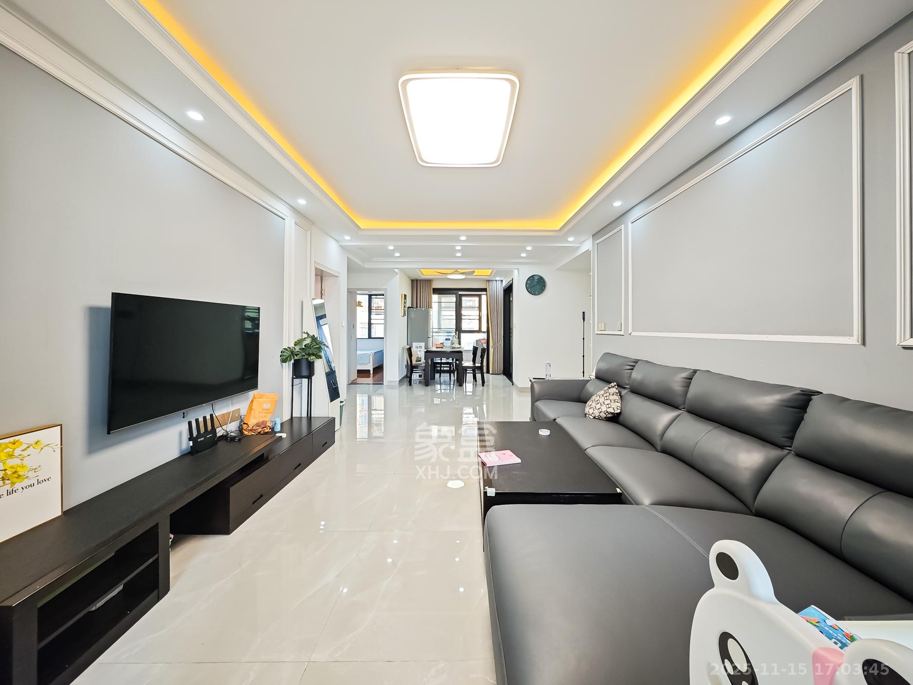 山语城三期  3室2厅2卫    85.0万客厅