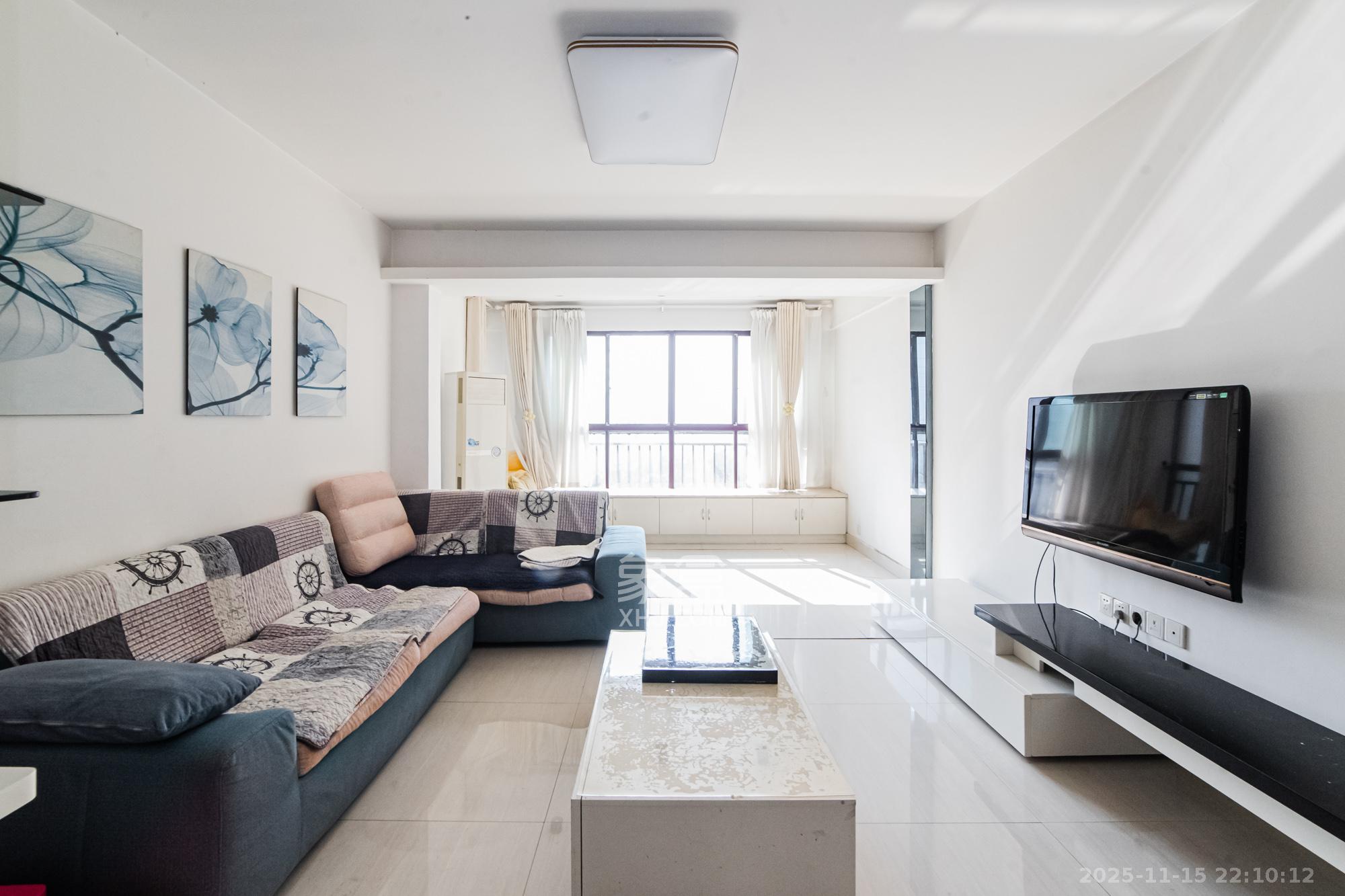 万国城(当代满庭春MOMA)一期 2室2厅1卫 85.0万 万国城(当代满庭春MOMA)一期 2室2厅1卫 85.0万客厅