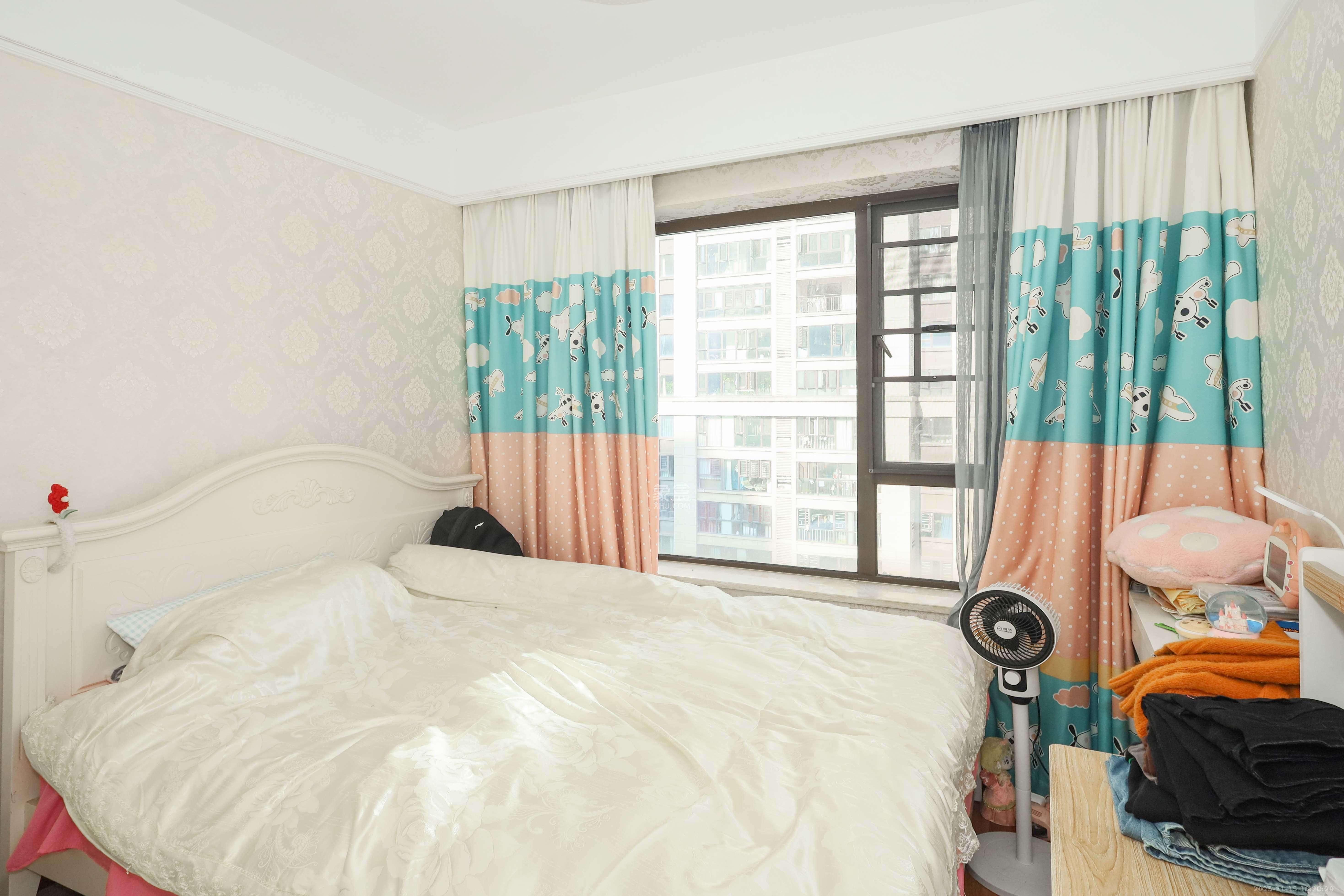 卓越浅水湾  4室2厅1卫    220.0万卧室