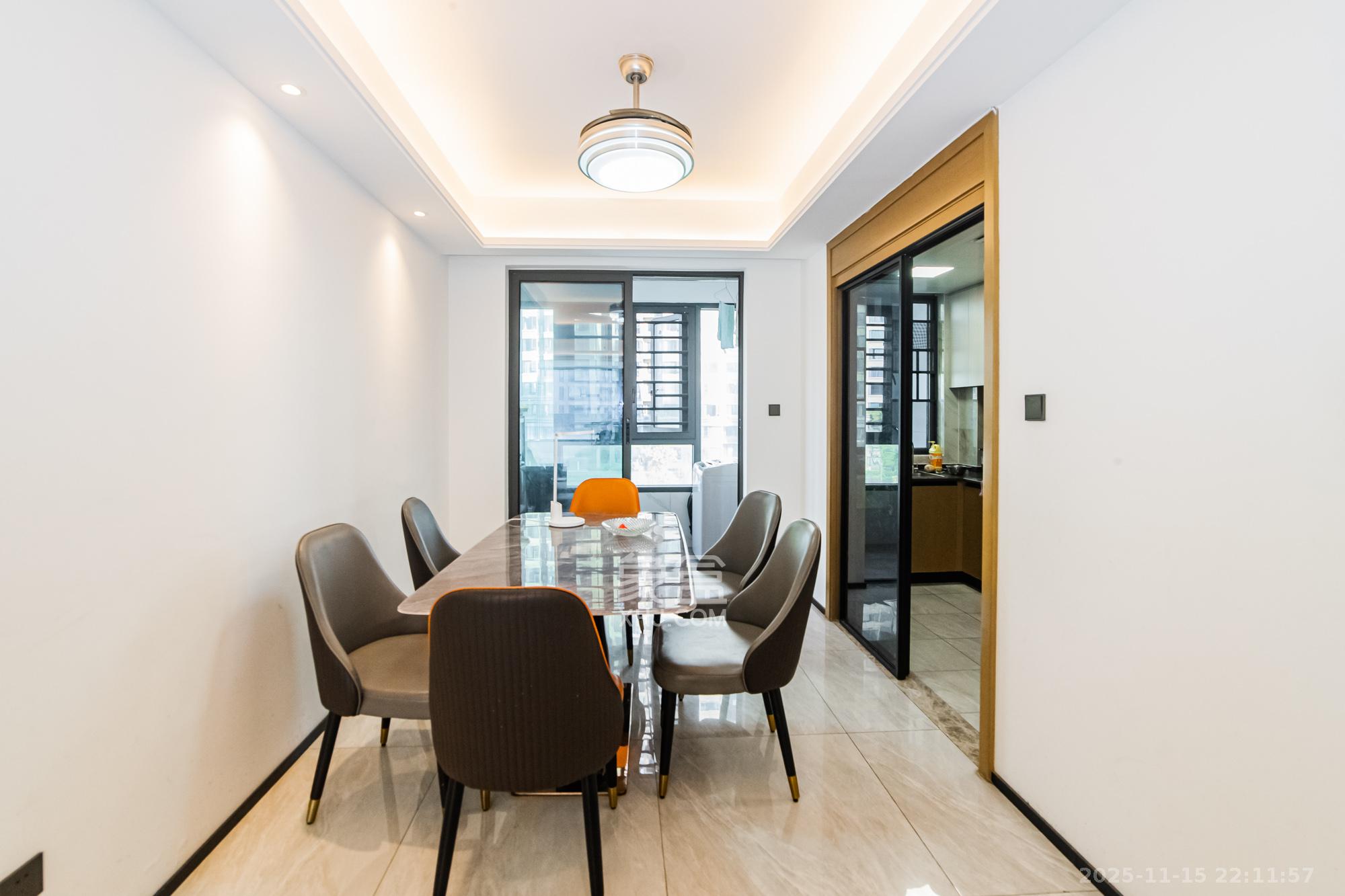 长房雍景湾 3室2厅2卫 131.0万 长房雍景湾 3室2厅2卫 131.0万客厅