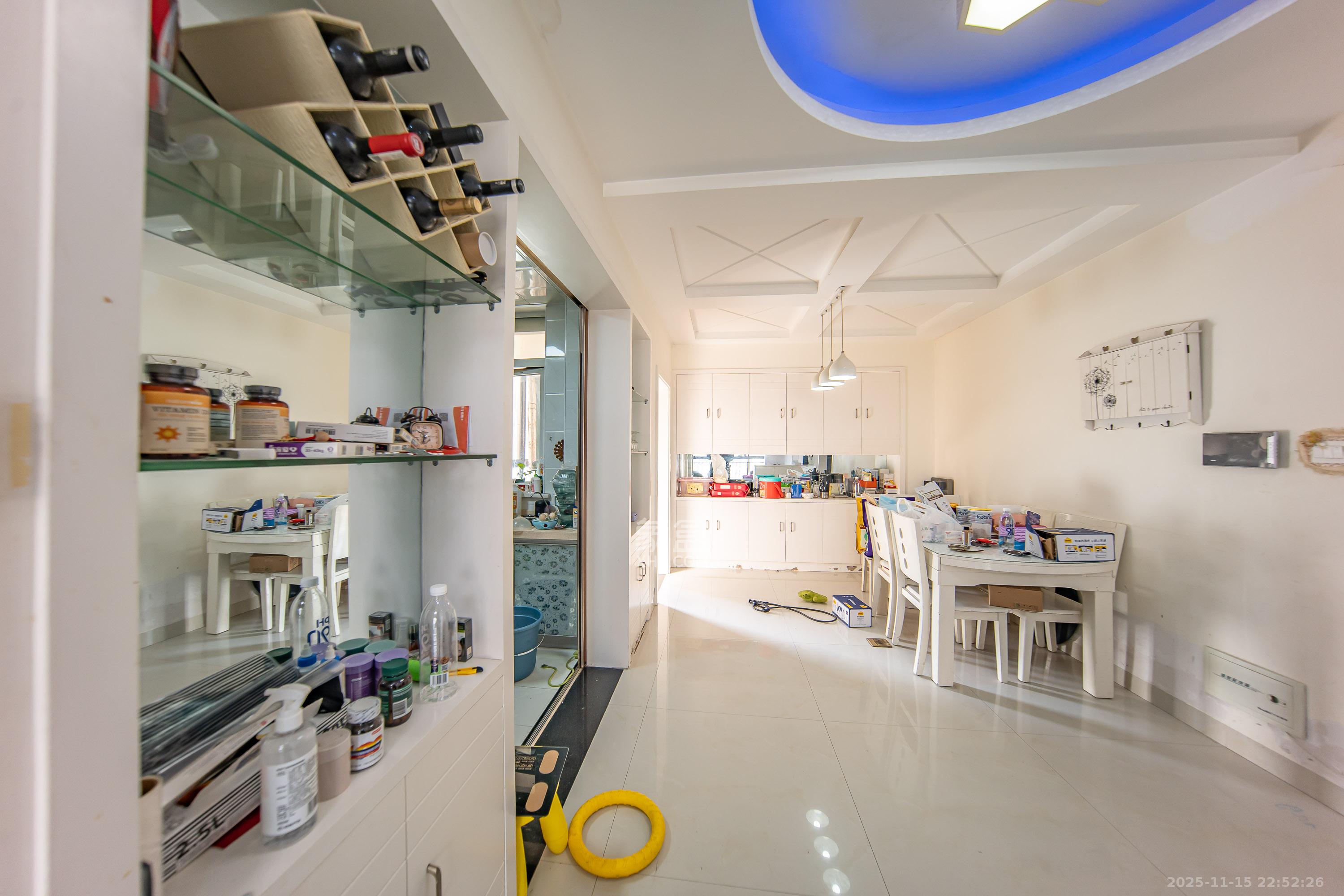 金鼎公园尚  4室2厅2卫    95.0万客厅