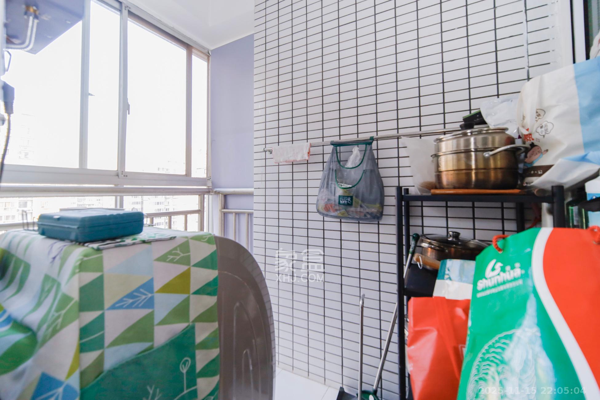 满庭芳小区  3室2厅2卫    88.0万阳台