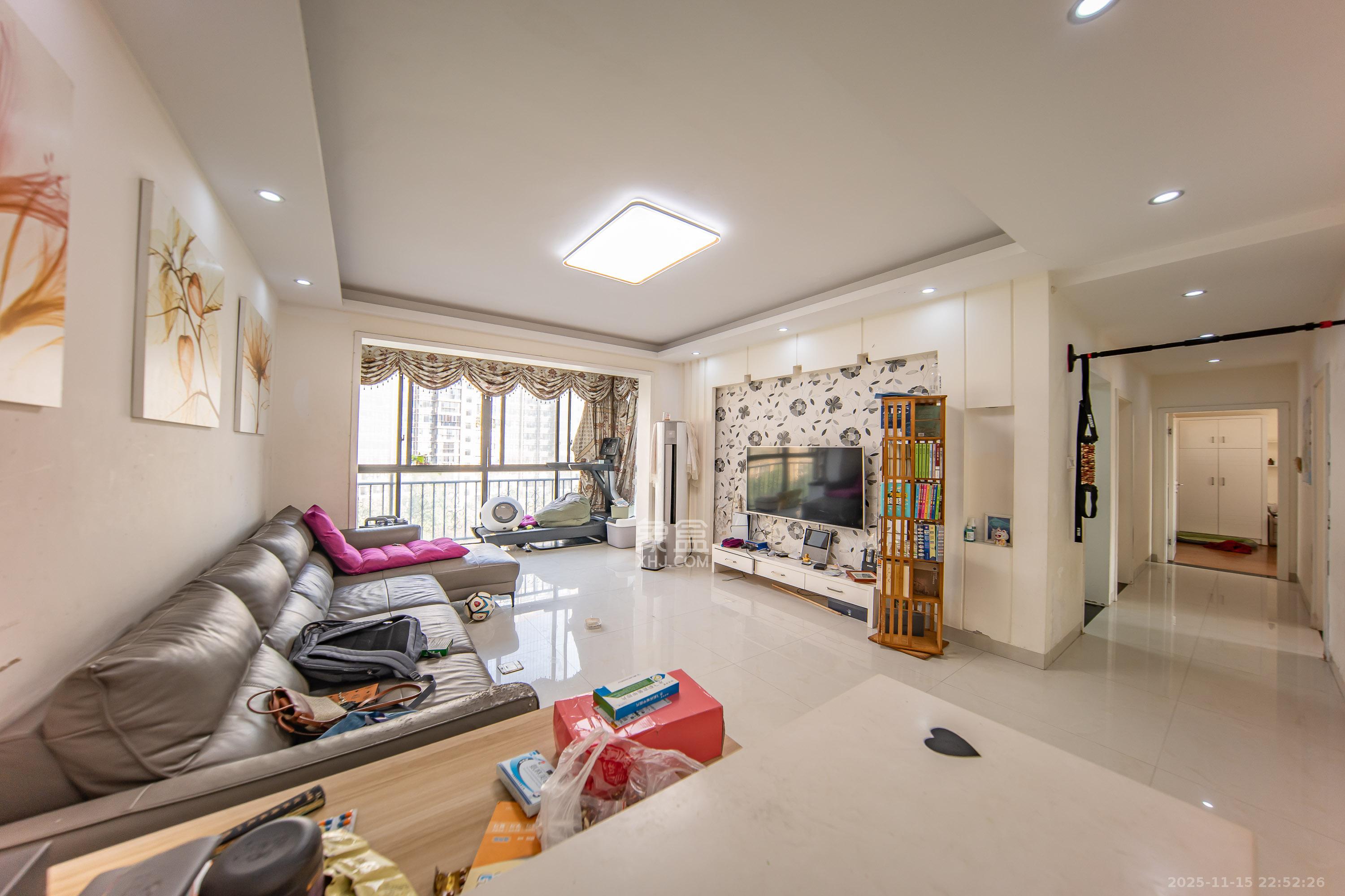 金鼎公园尚  4室2厅2卫    95.0万客厅