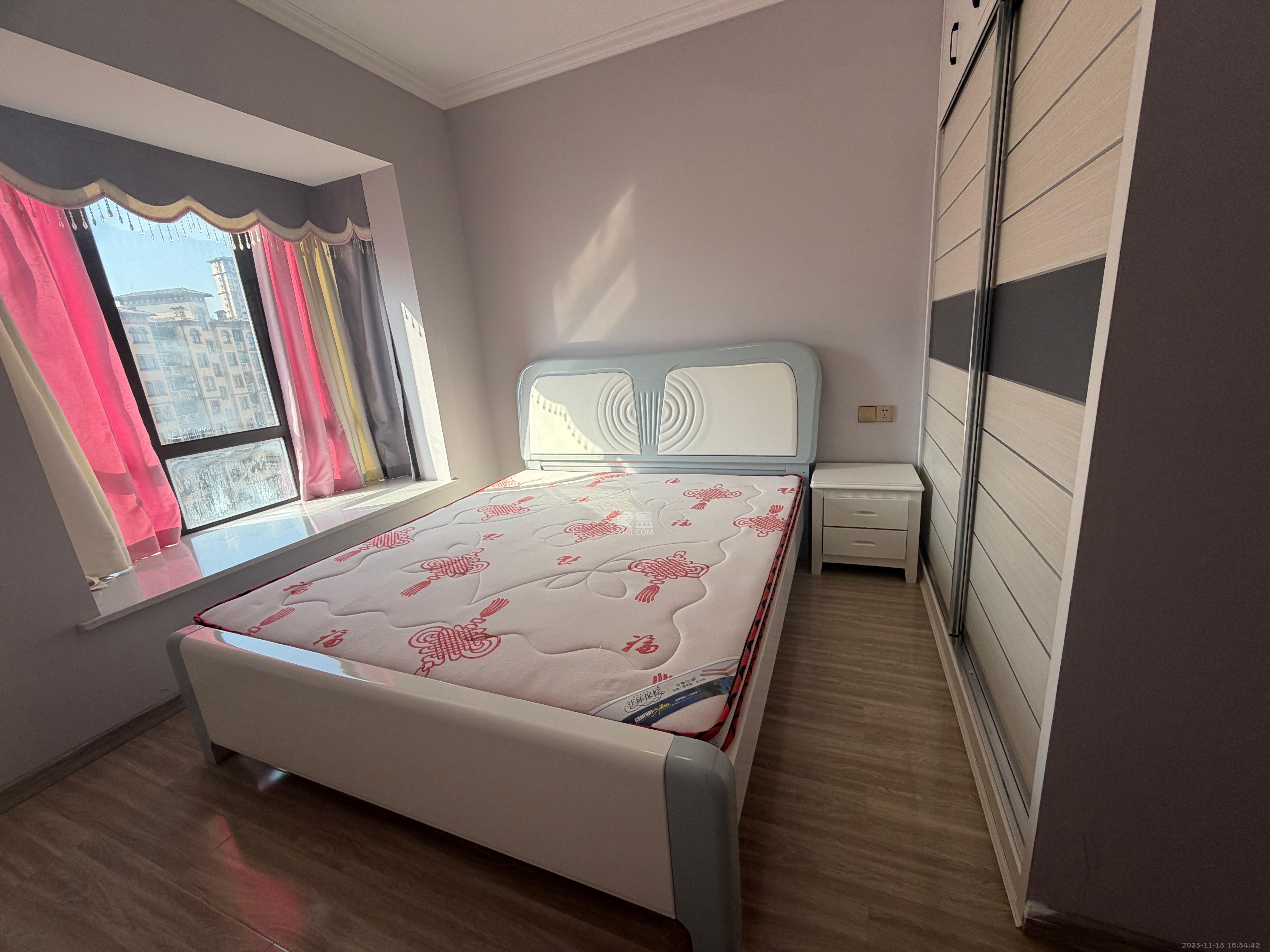 金侨城  3室2厅2卫    48.0万客厅