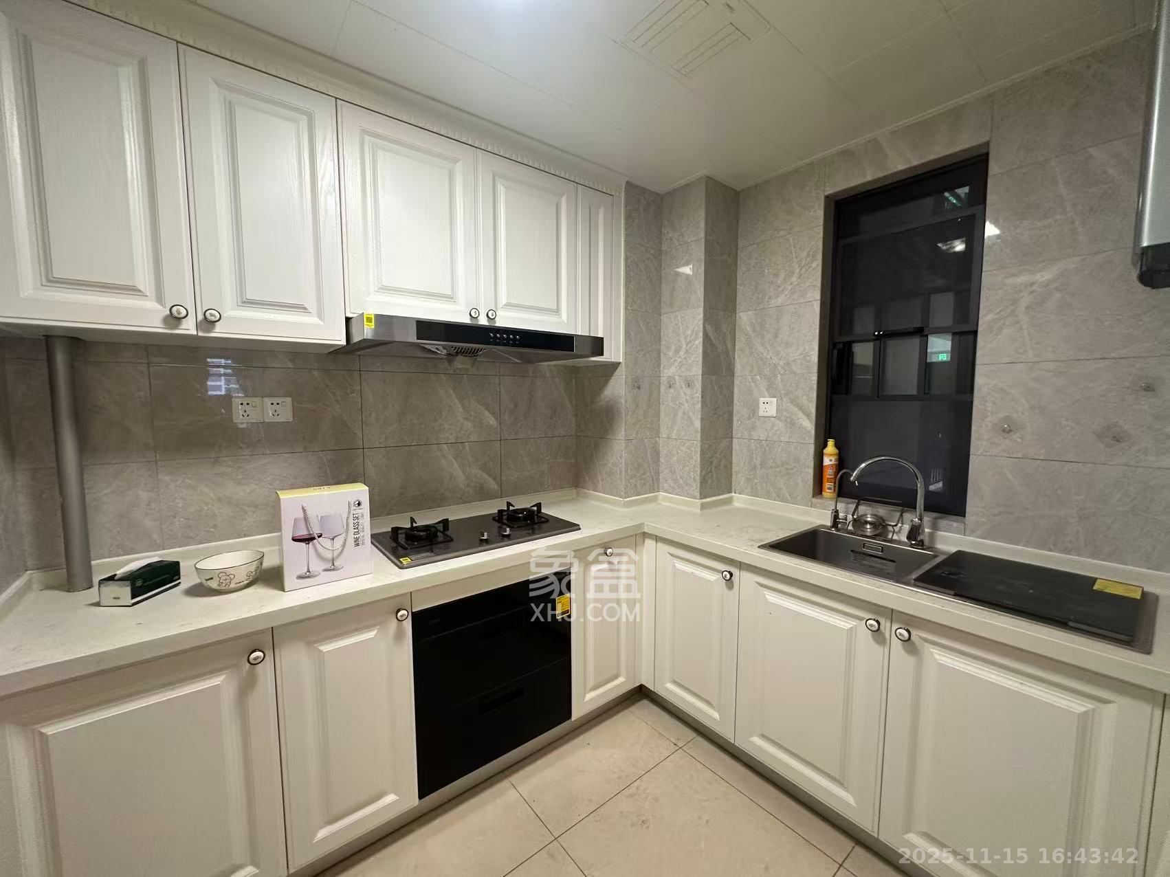 中海珑悦府  3室2厅2卫    3000.0元/月