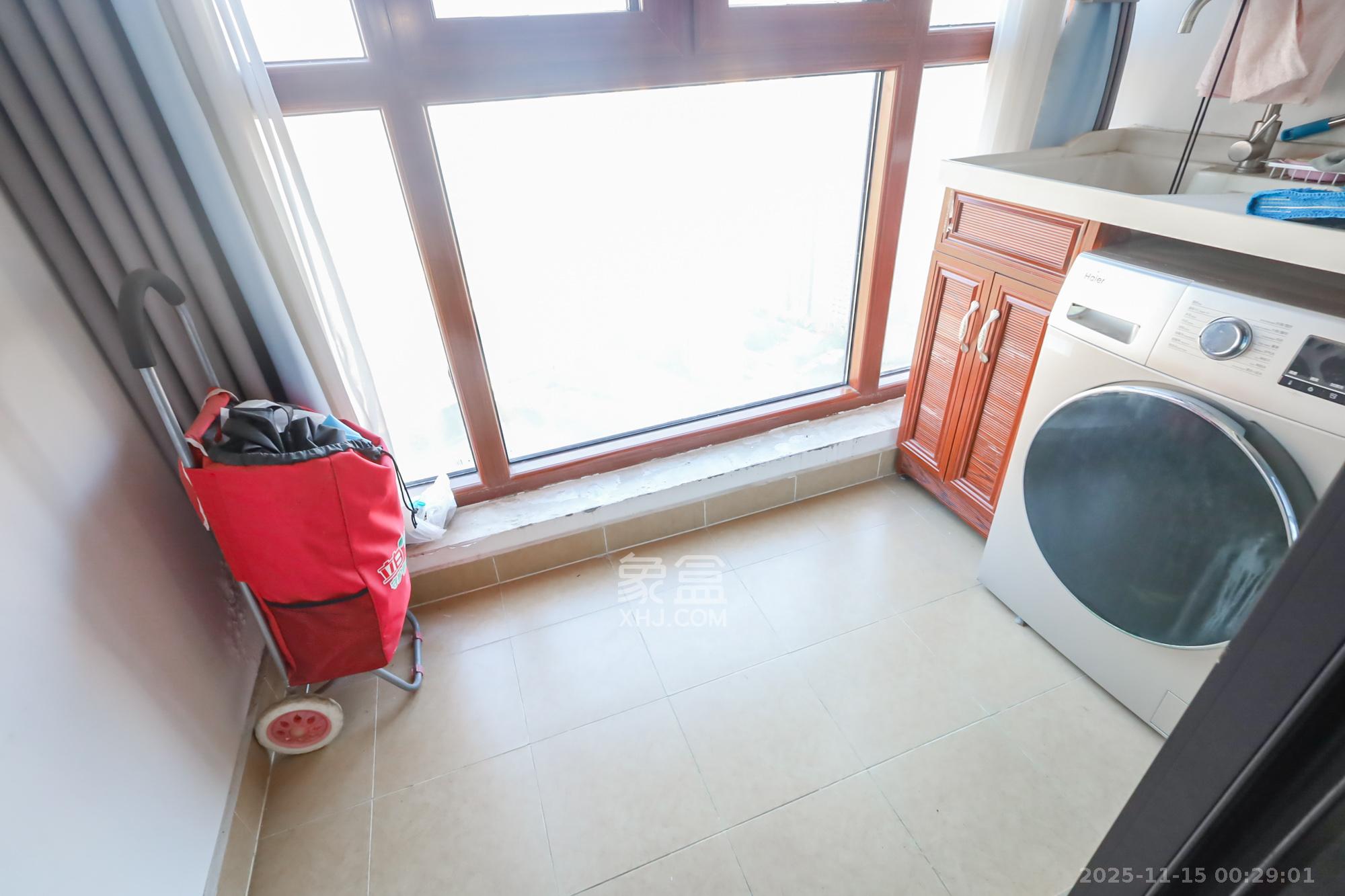 万科里金域国际  4室2厅2卫    235.0万阳台