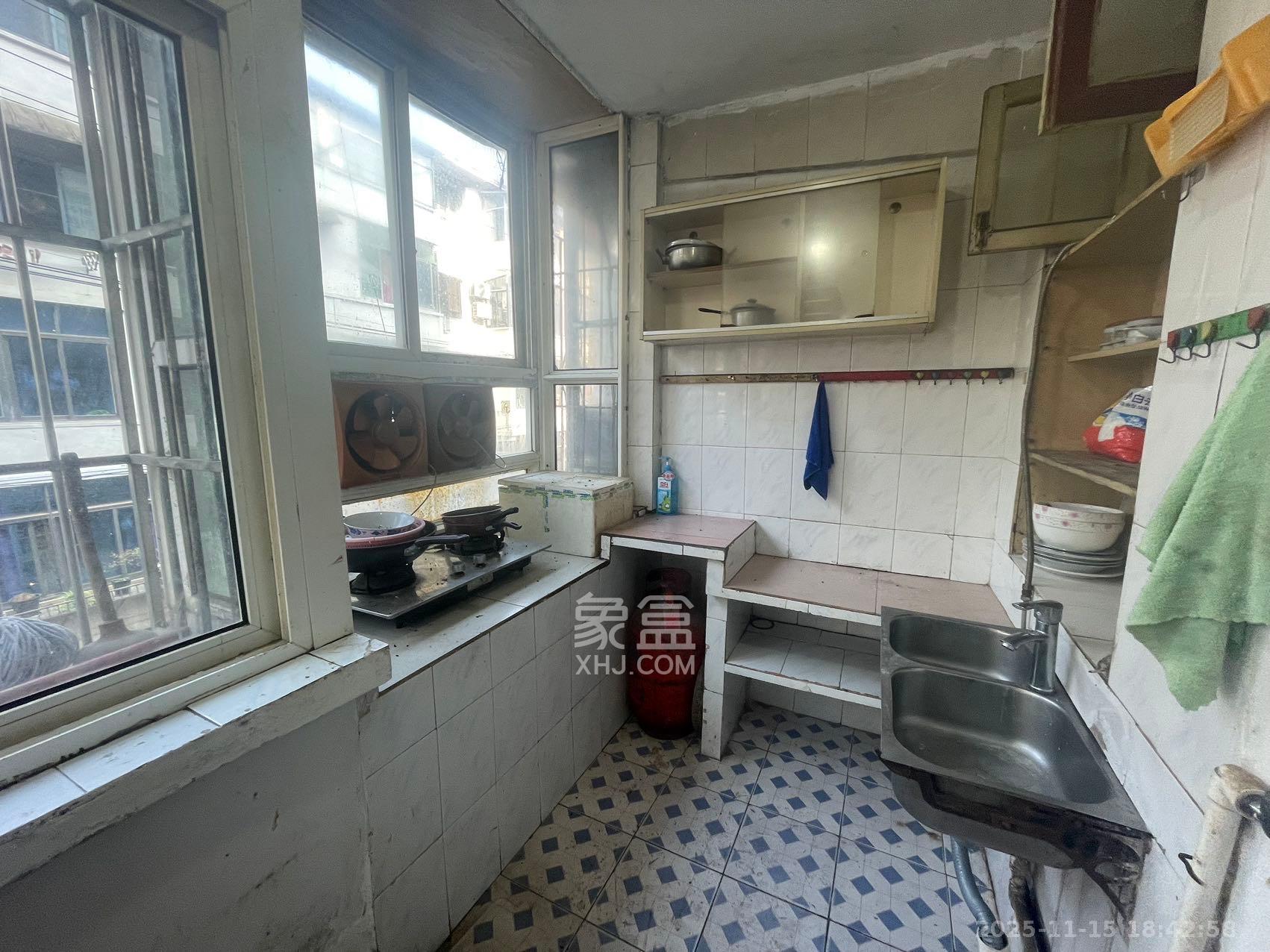 学宫街散盘  1室0厅0卫    2400.0元/月室内图